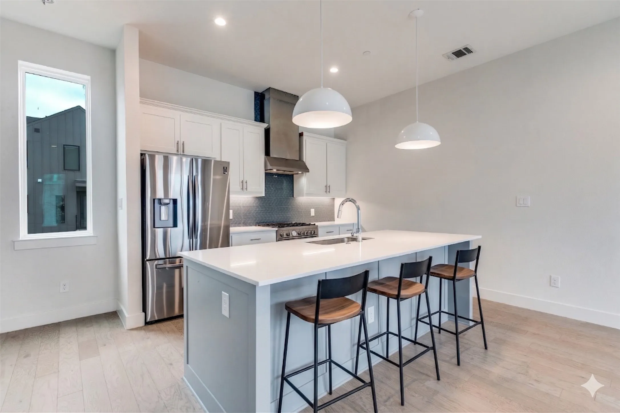 Townhouse For Sale in Dallas County , 5515 Bryan Parkway 104, Dallas, Texas 75206, 2 Bedroom, 3 Bathroom, 2 Garage spaces, 1,462 Sqft, built in 2019, Preowned, mls#21226898, Real Estate Agent in Dallas, Homes For Sale in Dallas county, Homes For Sale in Dallas, Realtor in Dallas Texas, Real Estate Brokerage Independent Realty Texas, Luminita Cordes Realtor