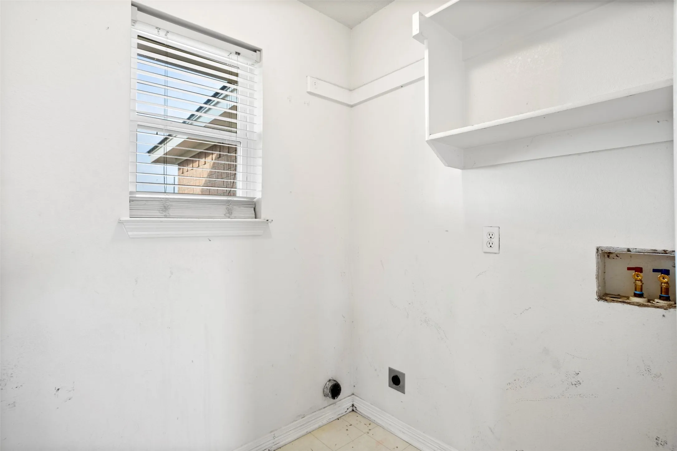 Laundry area featuring hookup for a washing machine and electric dryer hookup