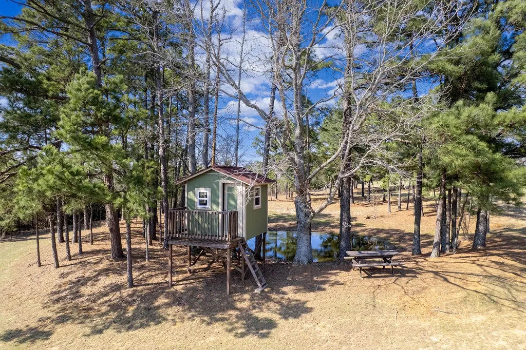 Single Family Residence For Sale in Anderson County , 401 An County Road 138, Elkhart, Texas 75839, 3 Bedroom, 2 Bathroom, 2 Garage spaces, 2,771 Sqft, built in 2020, Price $1,395,000, mls#21227181, Real Estate Agent in Elkhart, Homes For Sale in Anderson county, Homes For Sale in Elkhart, Realtor in Elkhart Texas, Real Estate Brokerage Independent Realty Texas, Luminita Cordes Realtor