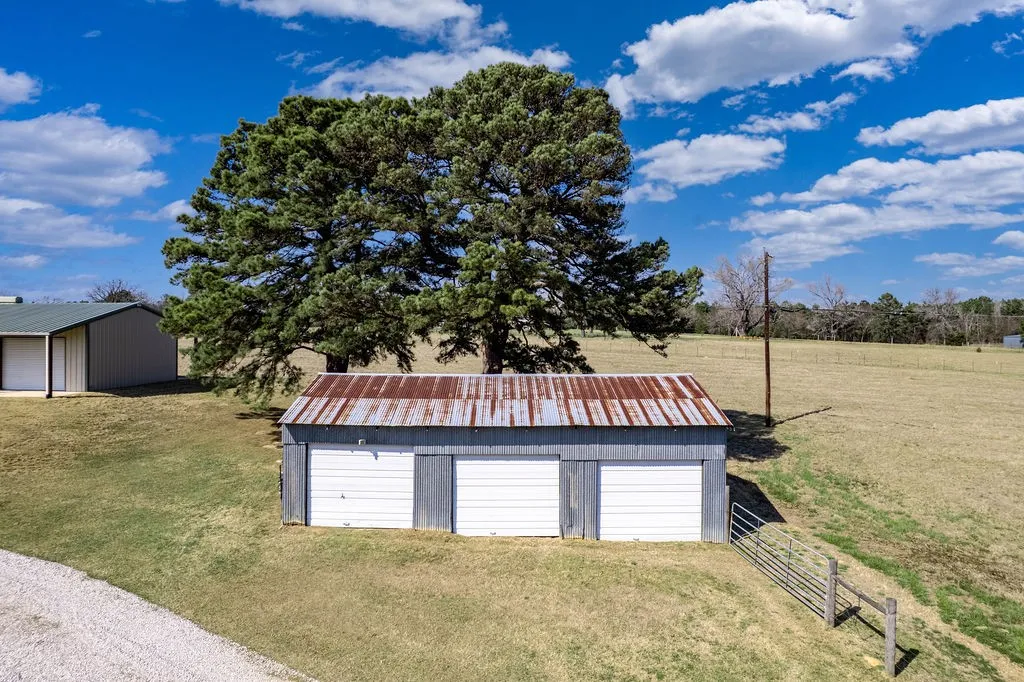Single Family Residence For Sale in Anderson County , 401 An County Road 138, Elkhart, Texas 75839, 3 Bedroom, 2 Bathroom, 2 Garage spaces, 2,771 Sqft, built in 2020, Price $1,395,000, mls#21227181, Real Estate Agent in Elkhart, Homes For Sale in Anderson county, Homes For Sale in Elkhart, Realtor in Elkhart Texas, Real Estate Brokerage Independent Realty Texas, Luminita Cordes Realtor