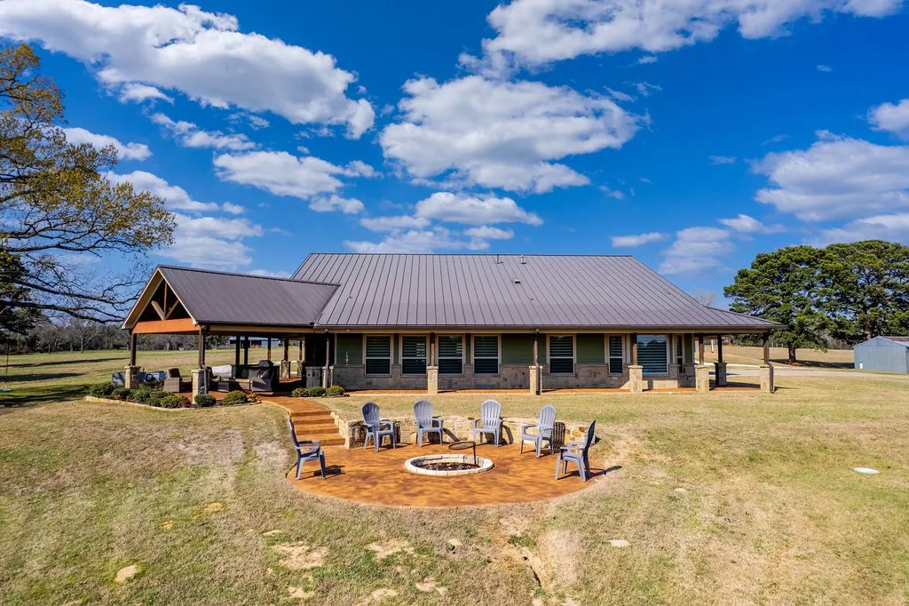 Single Family Residence For Sale in Anderson County , 401 An County Road 138, Elkhart, Texas 75839, 3 Bedroom, 2 Bathroom, 2 Garage spaces, 2,771 Sqft, built in 2020, Price $1,395,000, mls#21227181, Real Estate Agent in Elkhart, Homes For Sale in Anderson county, Homes For Sale in Elkhart, Realtor in Elkhart Texas, Real Estate Brokerage Independent Realty Texas, Luminita Cordes Realtor