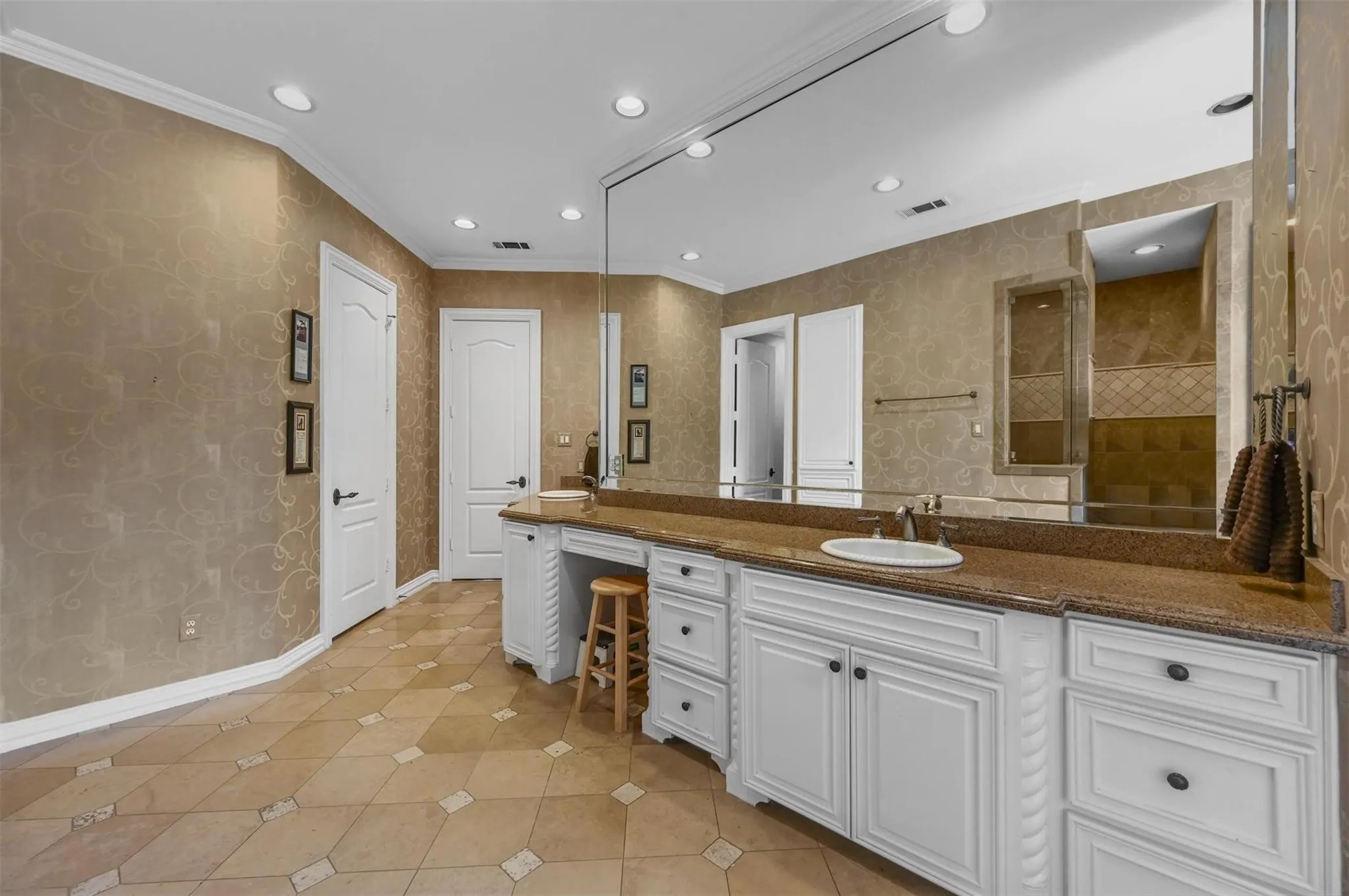 Single Family Residence For Rent in Dallas County , 3320 Harvard Avenue, Highland Park, Texas 75205, 5 Bedrooms, 6 Bathrooms, 3 Garage spaces, 6,150 Sqft, built in 2000, Price $12,000, mls#21227259, Real Estate Agent in Highland Park, Homes For Rent in Dallas county, Homes For Rent in Highland Park, Realtor in Highland Park Texas, Real Estate Brokerage Independent Realty Texas, Luminita Cordes Realtor