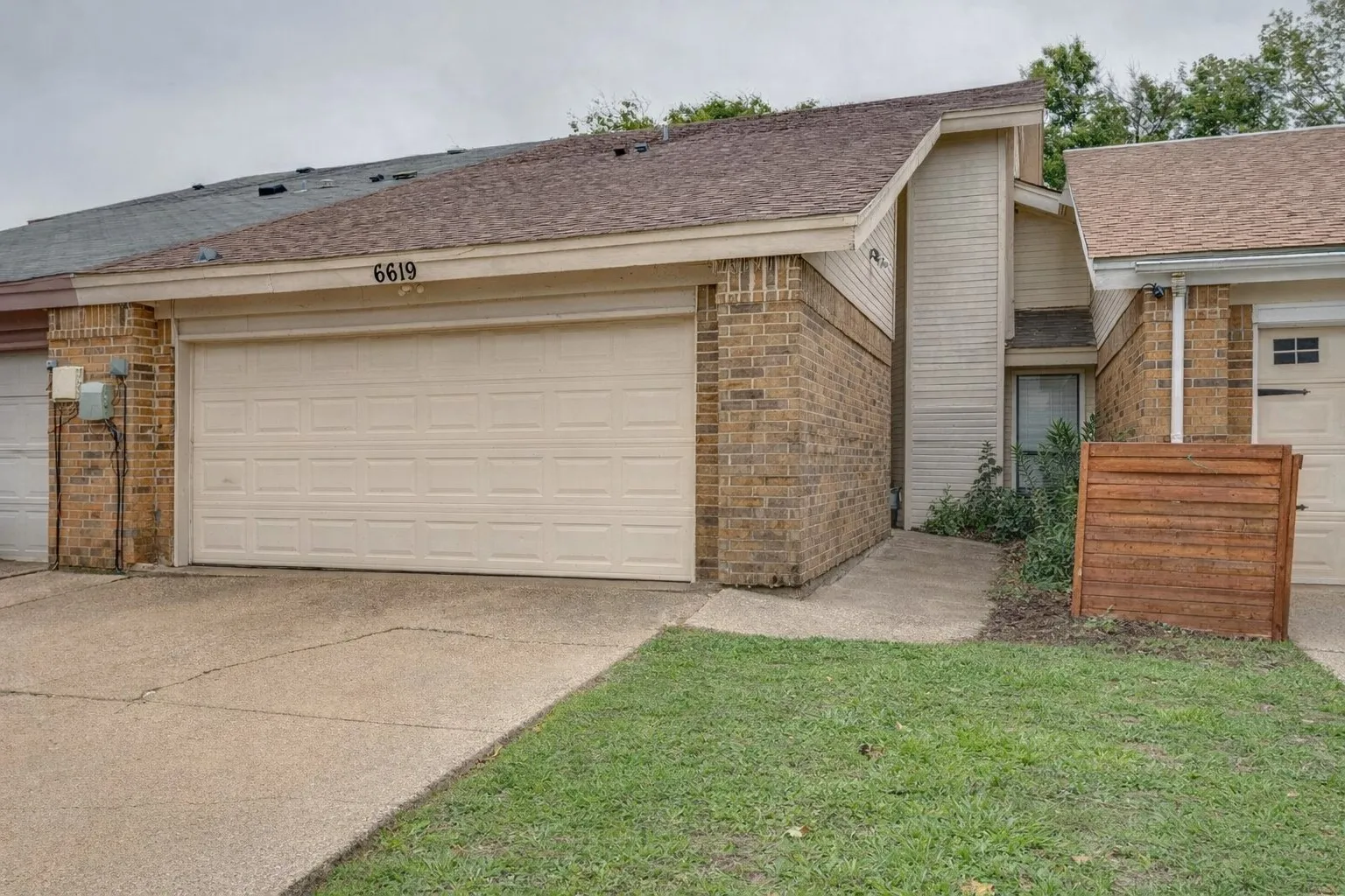 Single Family Residence For Sale in Dallas County , 6619 Ports O Call Drive, Rowlett, Texas 75088, 4 Bedrooms, 3 Bathrooms, 2 Garage spaces, 1,754 Sqft, built in 1983, Price $255,000, mls#21217744, Real Estate Agent in Rowlett, Homes For Sale in Dallas county, Homes For Sale in Rowlett, Realtor in Rowlett Texas, Real Estate Brokerage Independent Realty Texas, Luminita Cordes Realtor