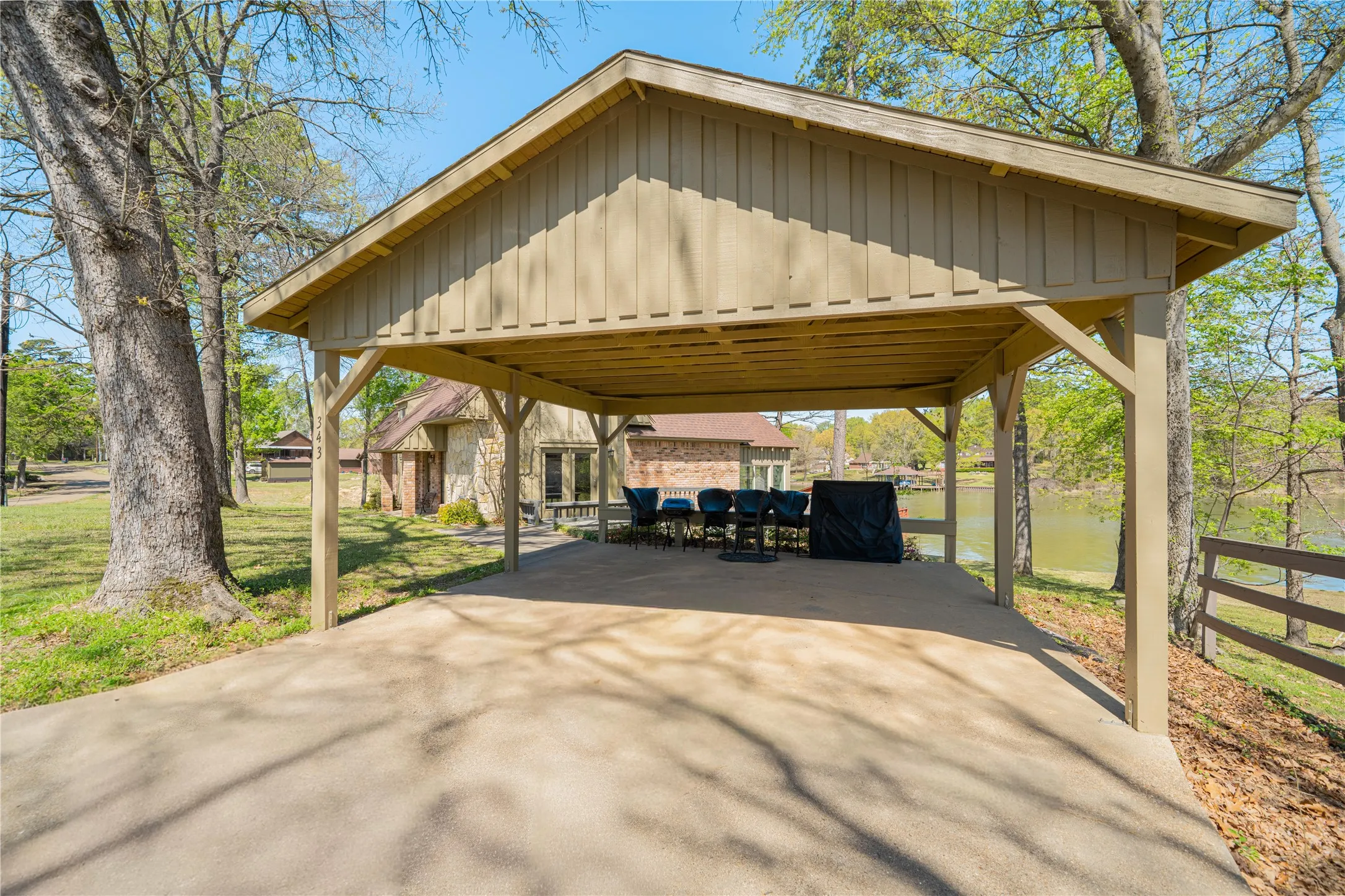Single Family Residence For Sale in Titus County , 343 County Road 2938 N, Pittsburg, Texas 75686, 4 Bedrooms, 3 Bathrooms, Garage spaces, 1,828 Sqft, built in 1987, Preowned, Price $695,000, mls#21227251, Real Estate Agent in Pittsburg, Homes For Sale in Titus county, Homes For Sale in Pittsburg, Realtor in Pittsburg Texas, Real Estate Brokerage Independent Realty Texas, Luminita Cordes Realtor