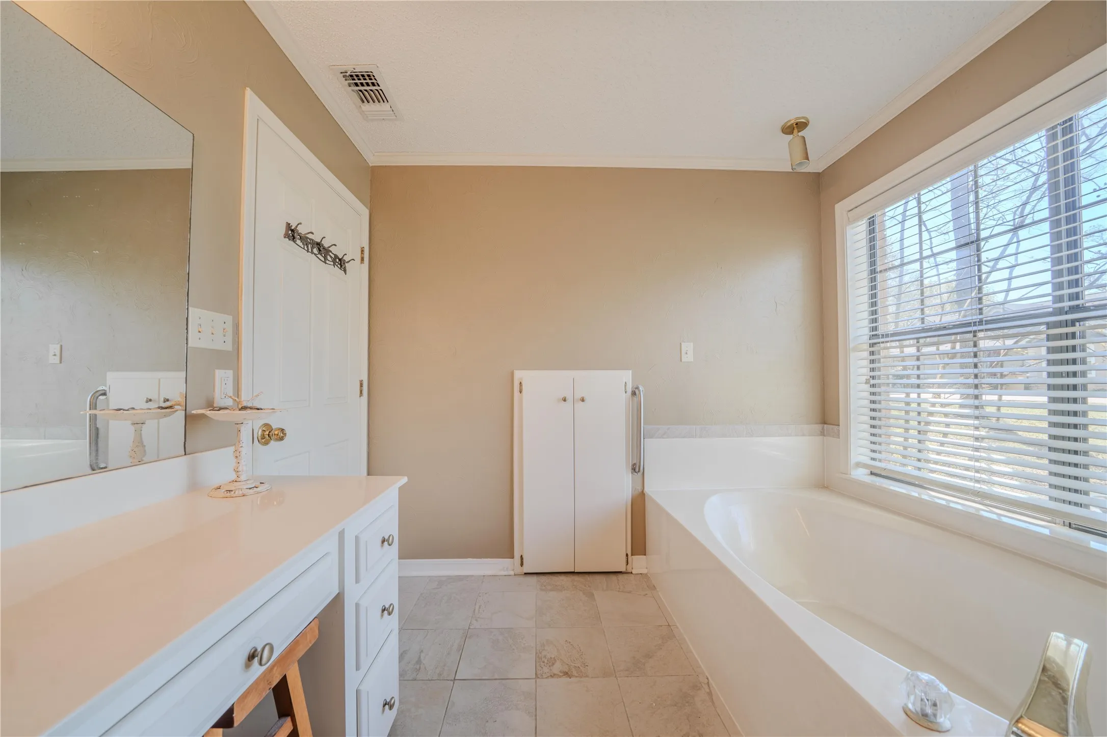 Single Family Residence For Sale in Titus County , 343 County Road 2938 N, Pittsburg, Texas 75686, 4 Bedrooms, 3 Bathrooms, Garage spaces, 1,828 Sqft, built in 1987, Preowned, Price $695,000, mls#21227251, Real Estate Agent in Pittsburg, Homes For Sale in Titus county, Homes For Sale in Pittsburg, Realtor in Pittsburg Texas, Real Estate Brokerage Independent Realty Texas, Luminita Cordes Realtor