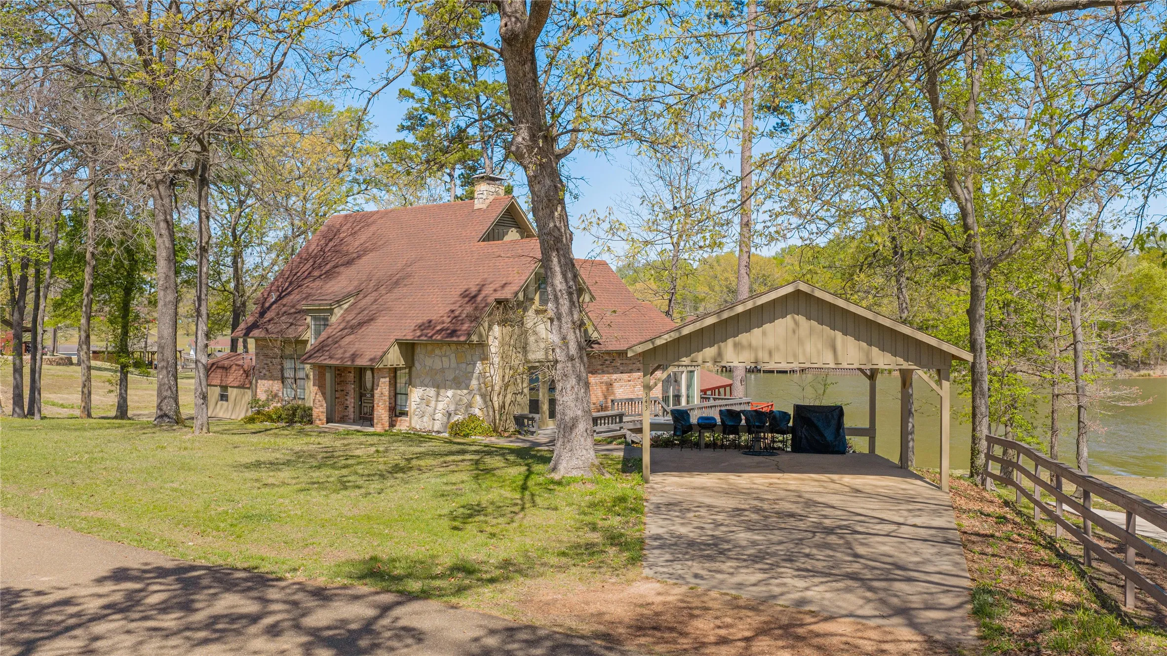 Single Family Residence For Sale in Titus County , 343 County Road 2938 N, Pittsburg, Texas 75686, 4 Bedrooms, 3 Bathrooms, Garage spaces, 1,828 Sqft, built in 1987, Preowned, Price $695,000, mls#21227251, Real Estate Agent in Pittsburg, Homes For Sale in Titus county, Homes For Sale in Pittsburg, Realtor in Pittsburg Texas, Real Estate Brokerage Independent Realty Texas, Luminita Cordes Realtor