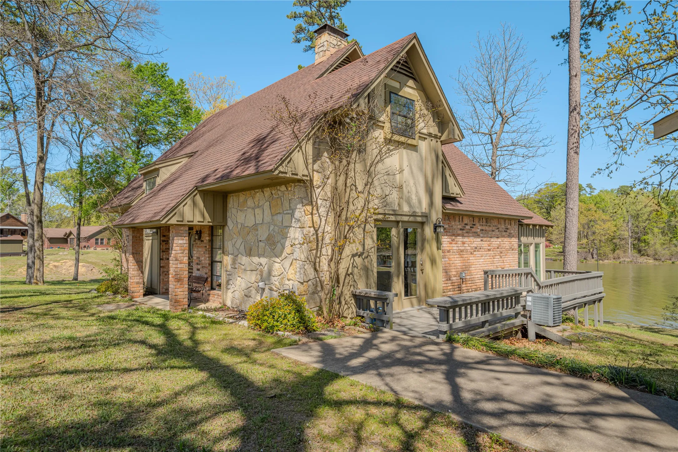 Single Family Residence For Sale in Titus County , 343 County Road 2938 N, Pittsburg, Texas 75686, 4 Bedrooms, 3 Bathrooms, Garage spaces, 1,828 Sqft, built in 1987, Preowned, Price $695,000, mls#21227251, Real Estate Agent in Pittsburg, Homes For Sale in Titus county, Homes For Sale in Pittsburg, Realtor in Pittsburg Texas, Real Estate Brokerage Independent Realty Texas, Luminita Cordes Realtor