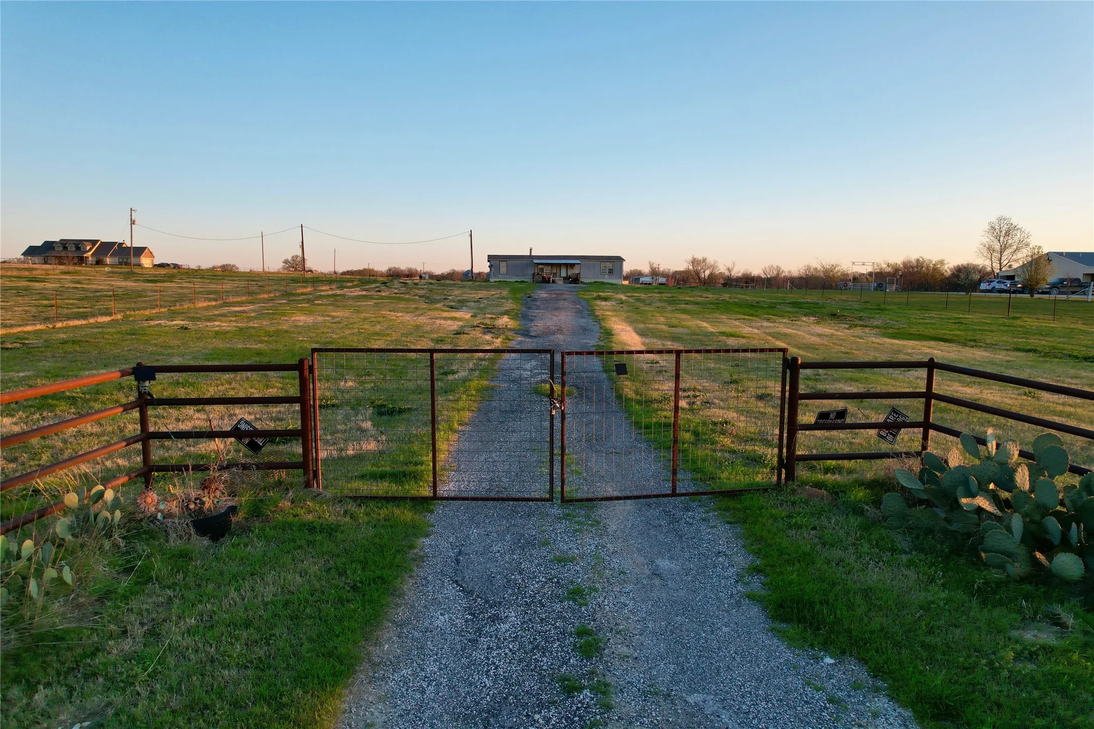Mobile Home For Sale in Cooke County , 771 County Road 121, Gainesville, Texas 76240, 3 Bedroom, 2 Bathroom, Garage spaces, 1,344 Sqft, built in 2014, Preowned, mls#21226263, Real Estate Agent in Gainesville, Homes For Sale in Cooke county, Homes For Sale in Gainesville, Realtor in Gainesville Texas, Real Estate Brokerage Independent Realty Texas, Luminita Cordes Realtor