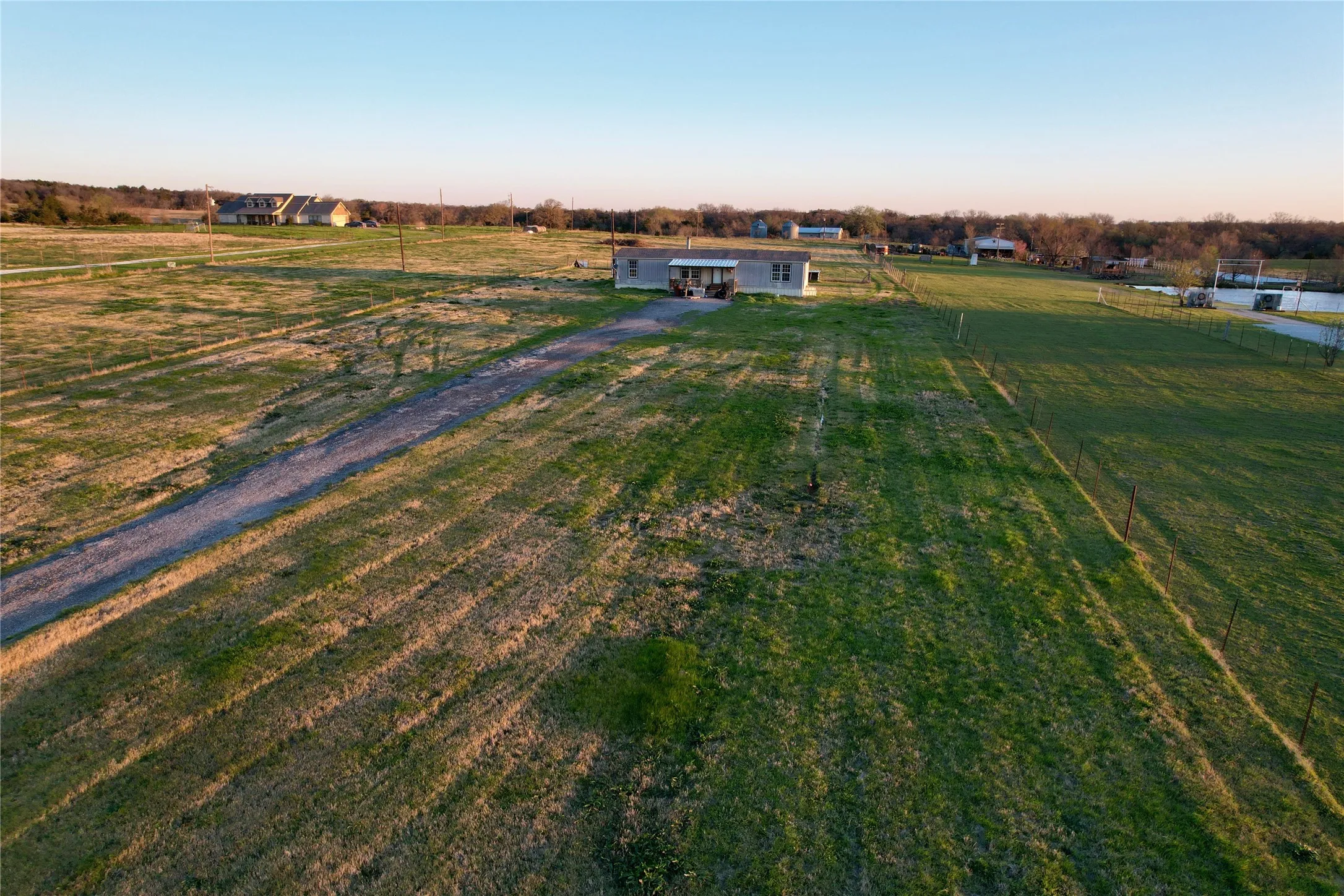 Mobile Home For Sale in Cooke County , 771 County Road 121, Gainesville, Texas 76240, 3 Bedroom, 2 Bathroom, Garage spaces, 1,344 Sqft, built in 2014, Preowned, mls#21226263, Real Estate Agent in Gainesville, Homes For Sale in Cooke county, Homes For Sale in Gainesville, Realtor in Gainesville Texas, Real Estate Brokerage Independent Realty Texas, Luminita Cordes Realtor