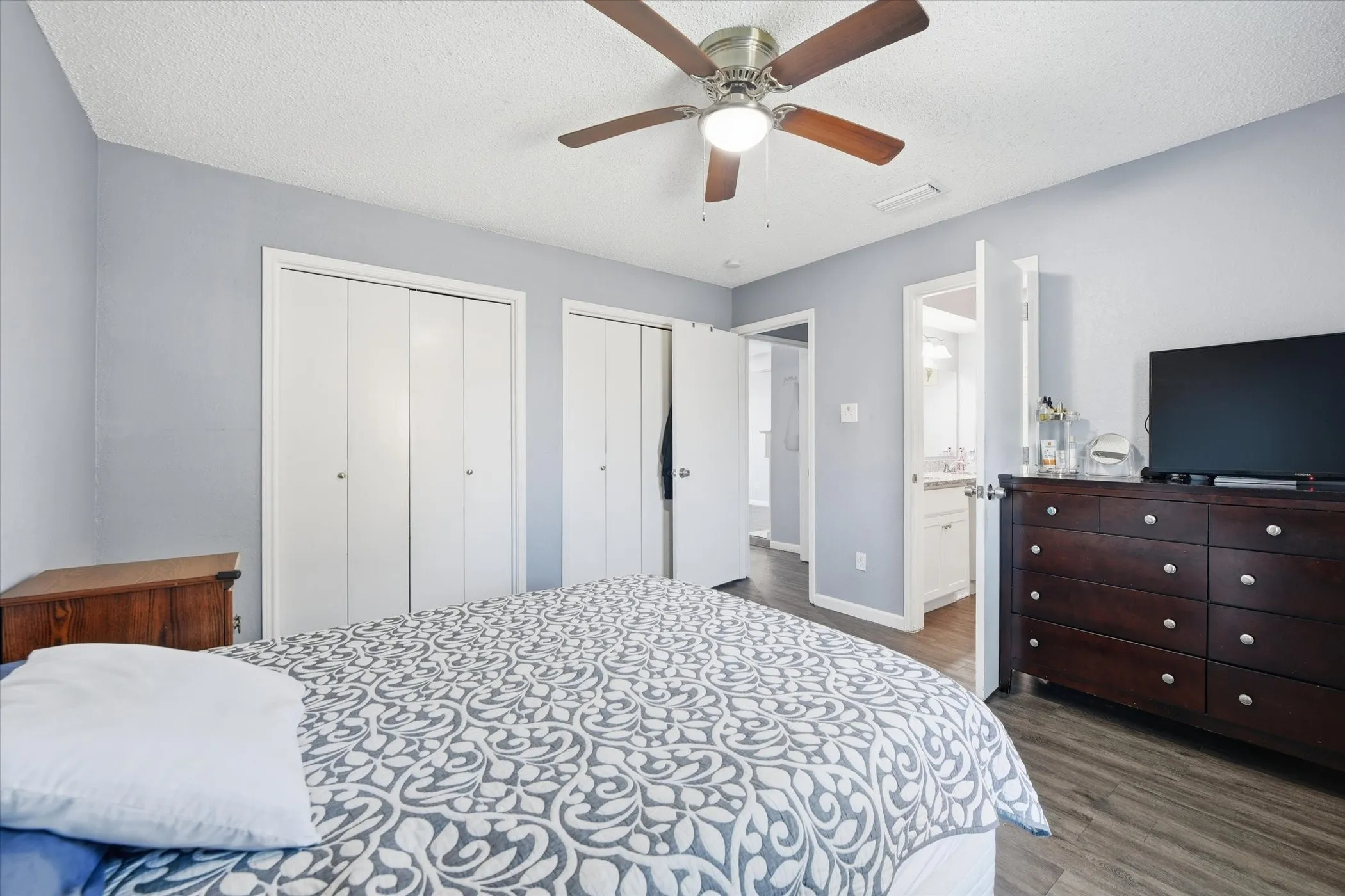 Single Family Residence For Rent in Dallas County , 1728 S Bent Tree Trail, Grand Prairie, Texas 75052, 3 Bedroom, 2 Bathroom, 2 Garage spaces, 1,092 Sqft, built in 1982, Preowned, Price $2,100, mls#21227303, Real Estate Agent in Grand Prairie, Homes For Rent in Dallas county, Homes For Rent in Grand Prairie, Realtor in Grand Prairie Texas, Real Estate Brokerage Independent Realty Texas, Luminita Cordes Realtor