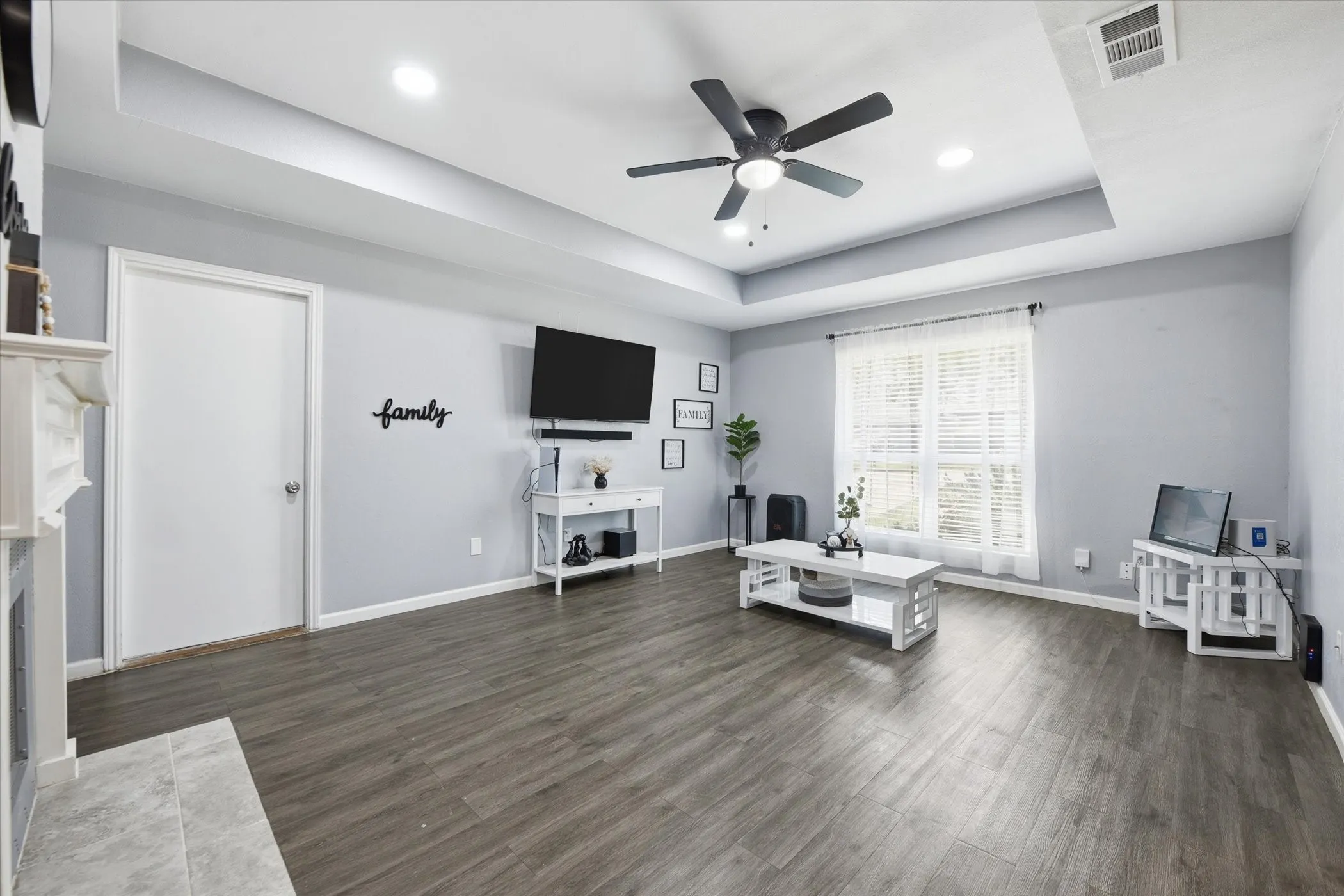 Single Family Residence For Rent in Dallas County , 1728 S Bent Tree Trail, Grand Prairie, Texas 75052, 3 Bedroom, 2 Bathroom, 2 Garage spaces, 1,092 Sqft, built in 1982, Preowned, Price $2,100, mls#21227303, Real Estate Agent in Grand Prairie, Homes For Rent in Dallas county, Homes For Rent in Grand Prairie, Realtor in Grand Prairie Texas, Real Estate Brokerage Independent Realty Texas, Luminita Cordes Realtor