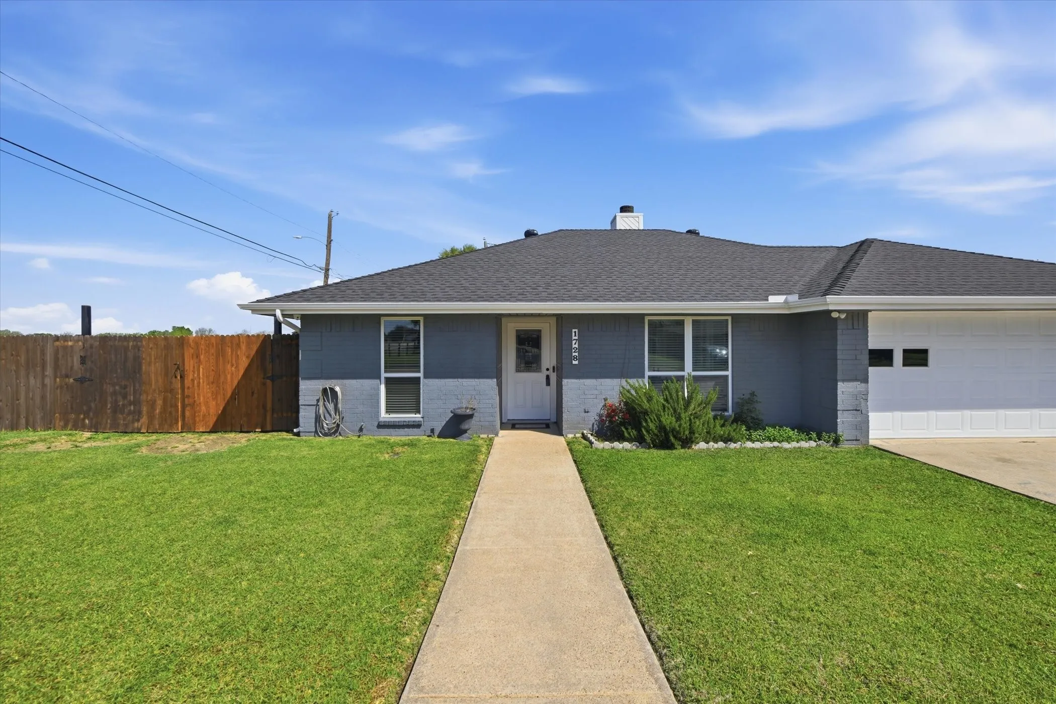 Single Family Residence For Rent in Dallas County , 1728 S Bent Tree Trail, Grand Prairie, Texas 75052, 3 Bedroom, 2 Bathroom, 2 Garage spaces, 1,092 Sqft, built in 1982, Preowned, Price $2,100, mls#21227303, Real Estate Agent in Grand Prairie, Homes For Rent in Dallas county, Homes For Rent in Grand Prairie, Realtor in Grand Prairie Texas, Real Estate Brokerage Independent Realty Texas, Luminita Cordes Realtor
