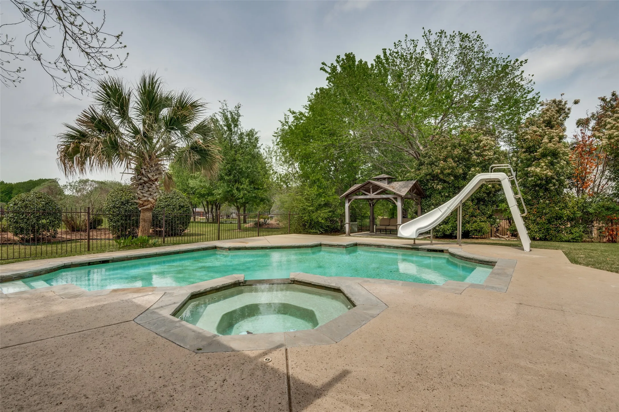 Single Family Residence For Sale in Tarrant County , 2032 Cains Lane, Mansfield, Texas 76063, 4 Bedroom, 5 Bathroom, 3 Garage spaces, 4,468 Sqft, built in 1999, mls#21225215, Real Estate Agent in Mansfield, Homes For Sale in Tarrant county, Homes For Sale in Mansfield, Realtor in Mansfield Texas, Real Estate Brokerage Independent Realty Texas, Luminita Cordes Realtor
