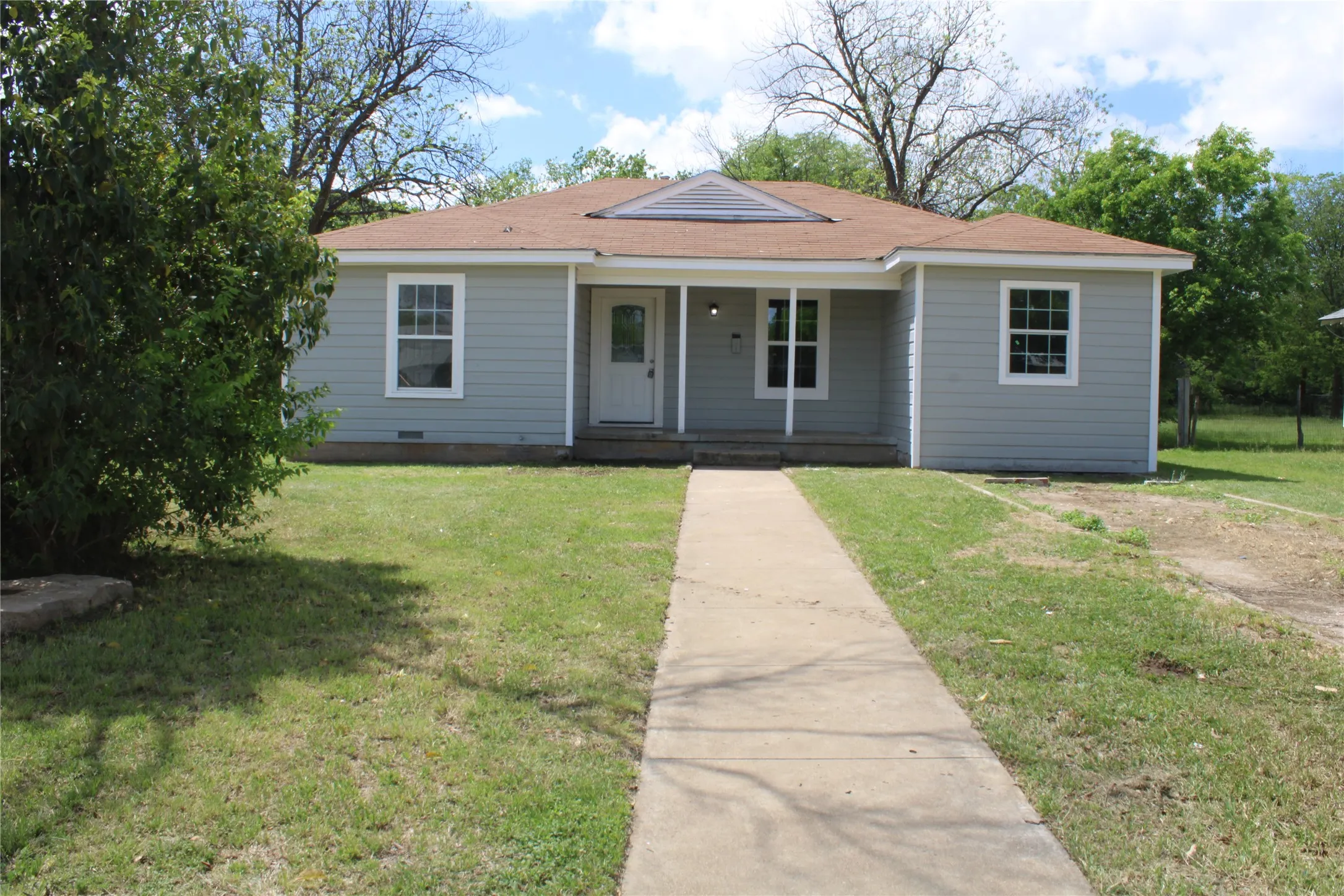 Single Family Residence For Sale in Brown County , 2105 6 TH, Brownwood, Texas 76801, 3 Bedroom, 2 Bathroom, Garage spaces, 1,182 Sqft, built in 1950, mls#21226726, Real Estate Agent in Brownwood, Homes For Sale in Brown county, Homes For Sale in Brownwood, Realtor in Brownwood Texas, Real Estate Brokerage Independent Realty Texas, Luminita Cordes Realtor