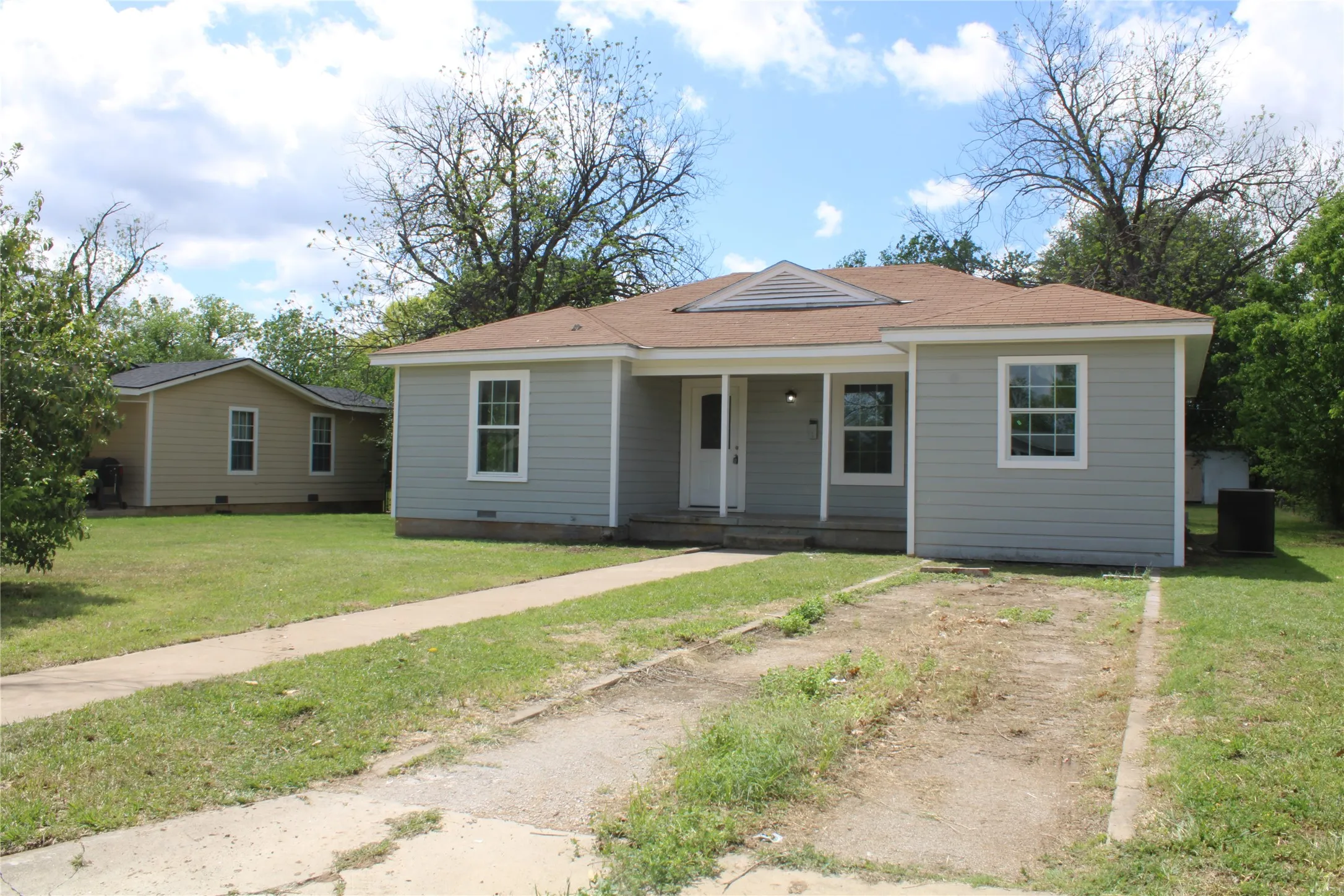Single Family Residence For Sale in Brown County , 2105 6 TH, Brownwood, Texas 76801, 3 Bedroom, 2 Bathroom, Garage spaces, 1,182 Sqft, built in 1950, mls#21226726, Real Estate Agent in Brownwood, Homes For Sale in Brown county, Homes For Sale in Brownwood, Realtor in Brownwood Texas, Real Estate Brokerage Independent Realty Texas, Luminita Cordes Realtor