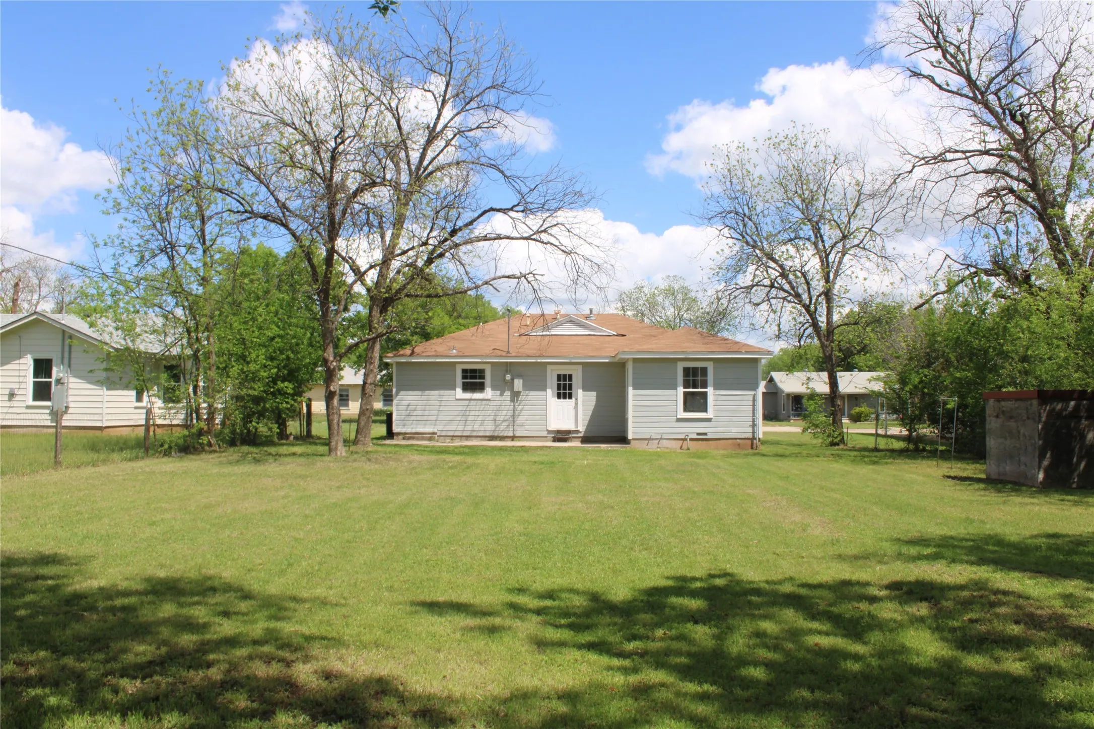 Single Family Residence For Sale in Brown County , 2105 6 TH, Brownwood, Texas 76801, 3 Bedroom, 2 Bathroom, Garage spaces, 1,182 Sqft, built in 1950, mls#21226726, Real Estate Agent in Brownwood, Homes For Sale in Brown county, Homes For Sale in Brownwood, Realtor in Brownwood Texas, Real Estate Brokerage Independent Realty Texas, Luminita Cordes Realtor