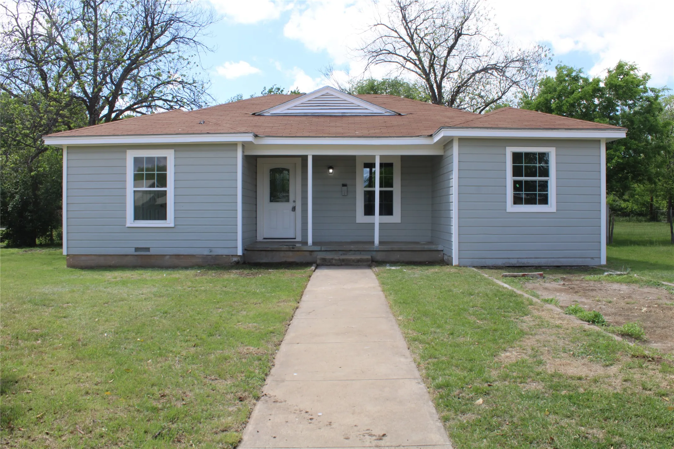 Single Family Residence For Sale in Brown County , 2105 6 TH, Brownwood, Texas 76801, 3 Bedroom, 2 Bathroom, Garage spaces, 1,182 Sqft, built in 1950, mls#21226726, Real Estate Agent in Brownwood, Homes For Sale in Brown county, Homes For Sale in Brownwood, Realtor in Brownwood Texas, Real Estate Brokerage Independent Realty Texas, Luminita Cordes Realtor