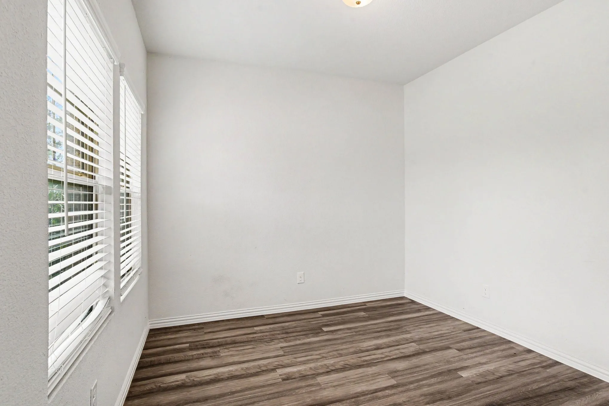 Single Family Residence For Sale in Collin County , 223 Sunshine Lane, Lavon, Texas 75166, 3 Bedroom, 3 Bathroom, 2 Garage spaces, 2,497 Sqft, built in 2020, Preowned, mls#21222330, Real Estate Agent in Lavon, Homes For Sale in Collin county, Homes For Sale in Lavon, Realtor in Lavon Texas, Real Estate Brokerage Independent Realty Texas, Luminita Cordes Realtor