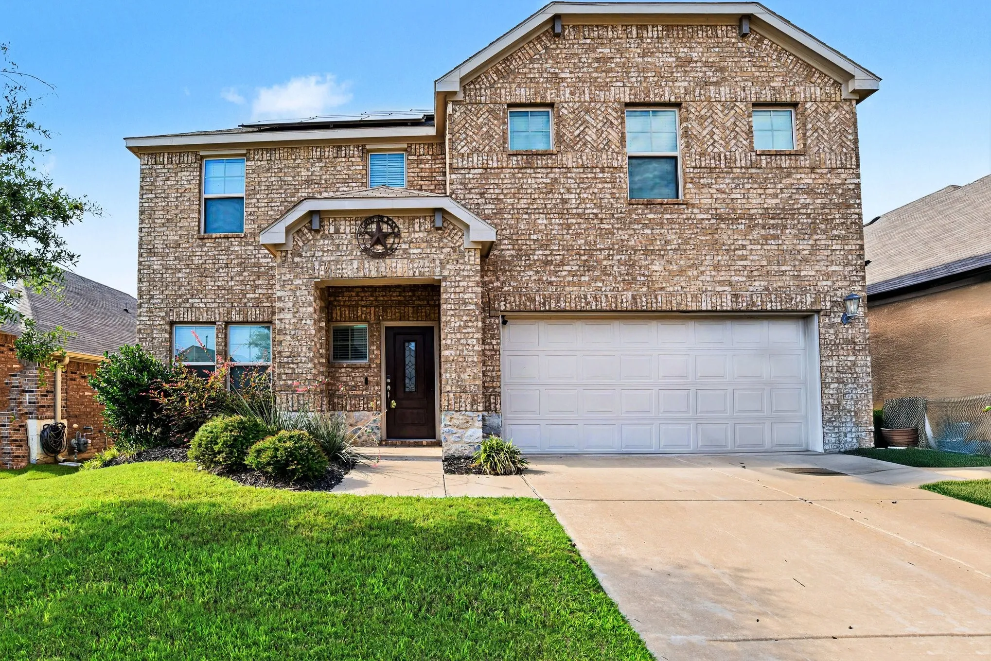 Single Family Residence For Sale in Collin County , 223 Sunshine Lane, Lavon, Texas 75166, 3 Bedroom, 3 Bathroom, 2 Garage spaces, 2,497 Sqft, built in 2020, Preowned, mls#21222330, Real Estate Agent in Lavon, Homes For Sale in Collin county, Homes For Sale in Lavon, Realtor in Lavon Texas, Real Estate Brokerage Independent Realty Texas, Luminita Cordes Realtor