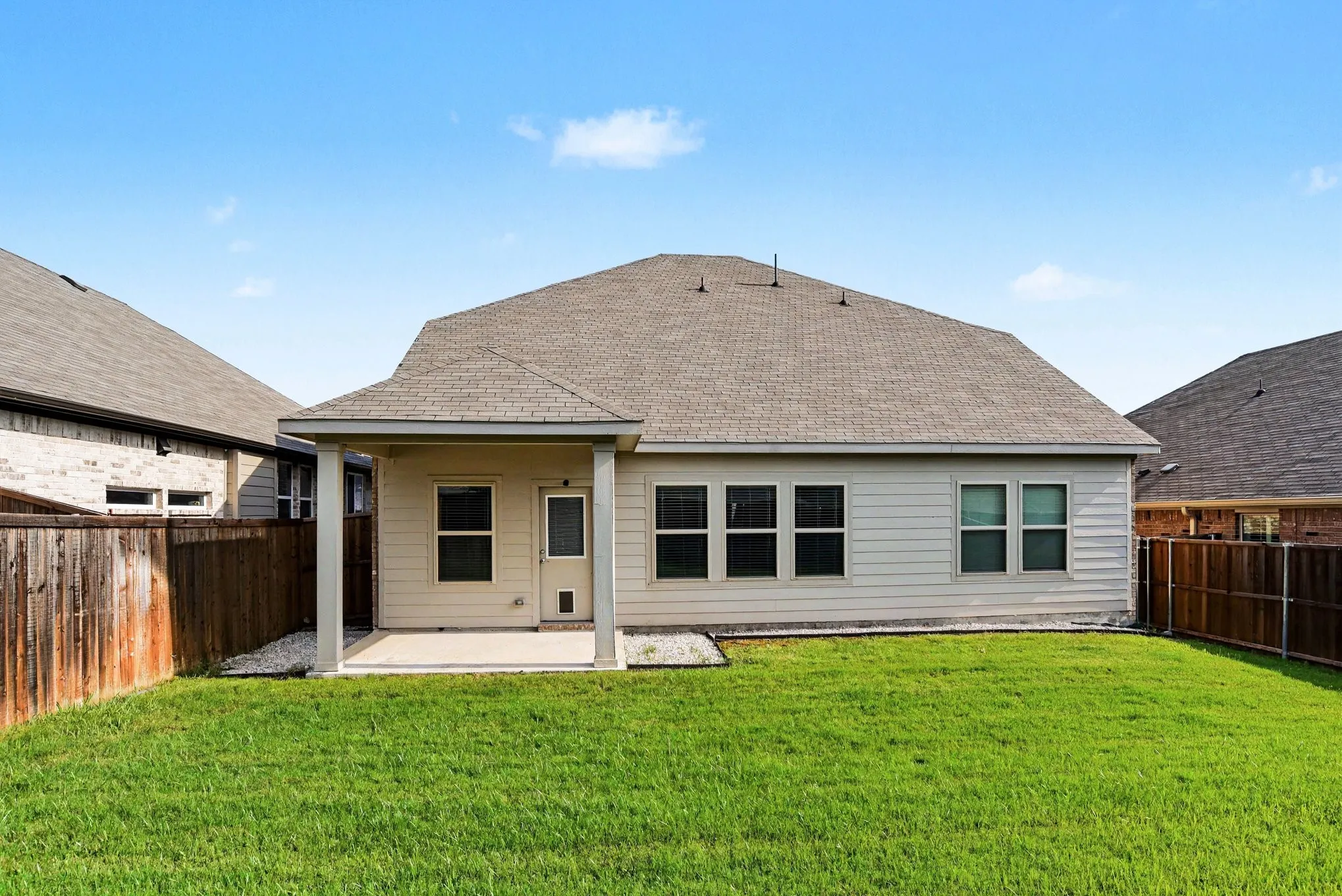 Single Family Residence For Sale in Collin County , 223 Sunshine Lane, Lavon, Texas 75166, 3 Bedroom, 3 Bathroom, 2 Garage spaces, 2,497 Sqft, built in 2020, Preowned, mls#21222330, Real Estate Agent in Lavon, Homes For Sale in Collin county, Homes For Sale in Lavon, Realtor in Lavon Texas, Real Estate Brokerage Independent Realty Texas, Luminita Cordes Realtor