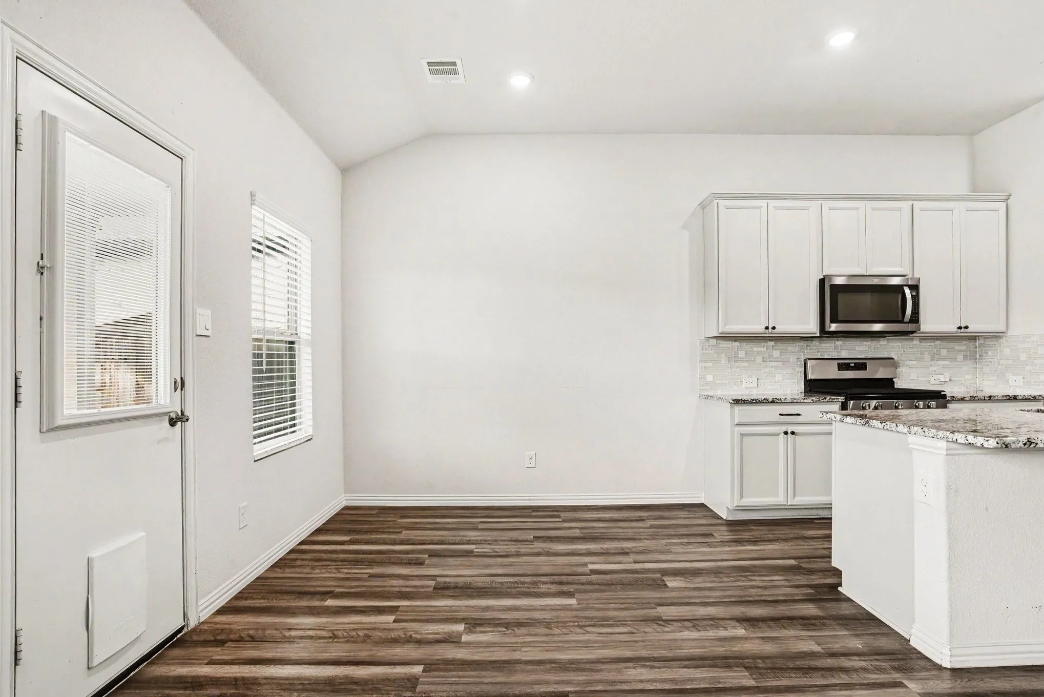 Single Family Residence For Sale in Collin County , 223 Sunshine Lane, Lavon, Texas 75166, 3 Bedroom, 3 Bathroom, 2 Garage spaces, 2,497 Sqft, built in 2020, Preowned, mls#21222330, Real Estate Agent in Lavon, Homes For Sale in Collin county, Homes For Sale in Lavon, Realtor in Lavon Texas, Real Estate Brokerage Independent Realty Texas, Luminita Cordes Realtor