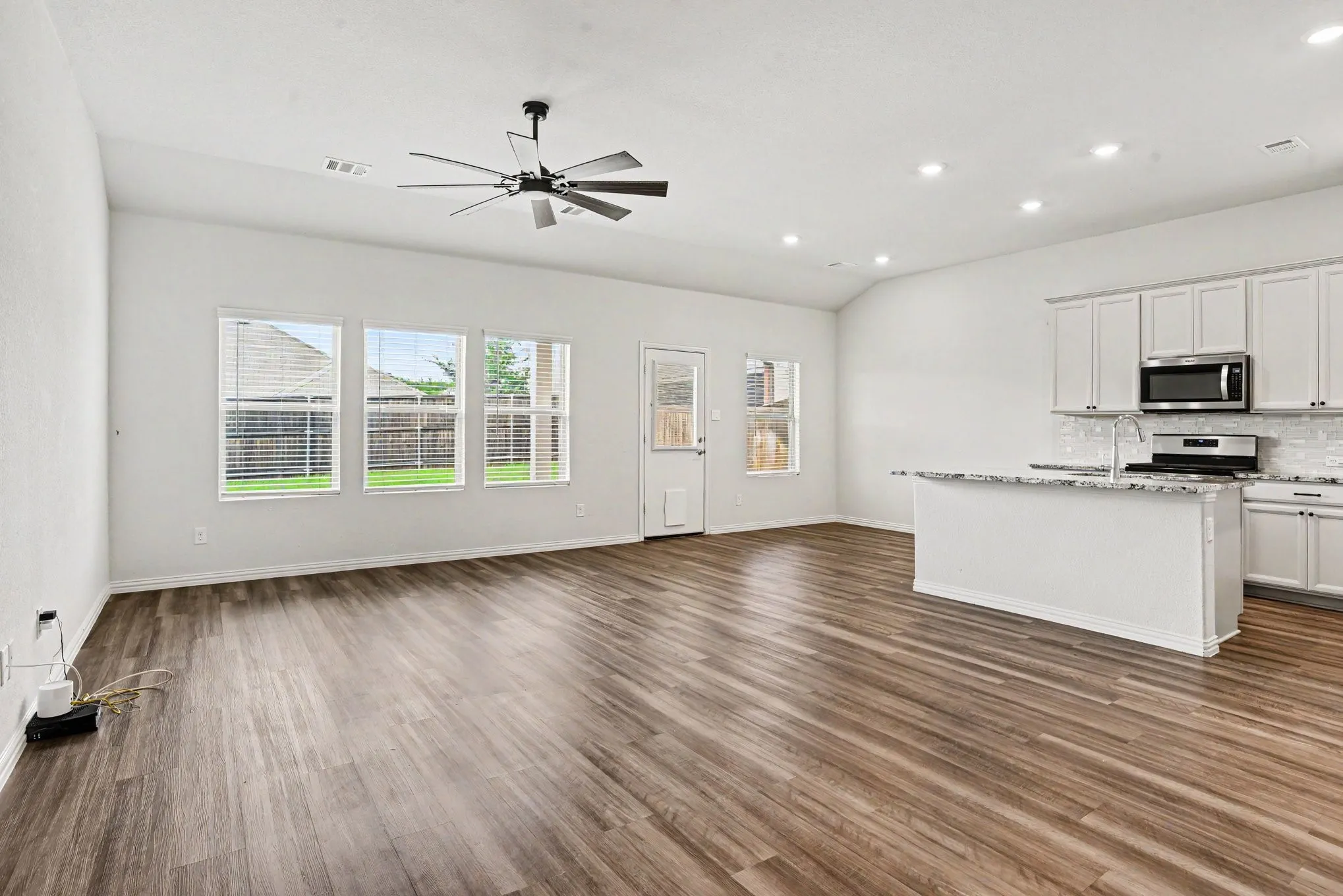 Single Family Residence For Sale in Collin County , 223 Sunshine Lane, Lavon, Texas 75166, 3 Bedroom, 3 Bathroom, 2 Garage spaces, 2,497 Sqft, built in 2020, Preowned, mls#21222330, Real Estate Agent in Lavon, Homes For Sale in Collin county, Homes For Sale in Lavon, Realtor in Lavon Texas, Real Estate Brokerage Independent Realty Texas, Luminita Cordes Realtor