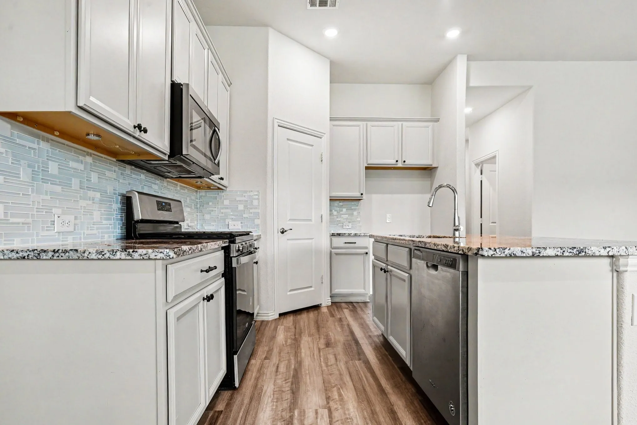 Single Family Residence For Sale in Collin County , 223 Sunshine Lane, Lavon, Texas 75166, 3 Bedroom, 3 Bathroom, 2 Garage spaces, 2,497 Sqft, built in 2020, Preowned, mls#21222330, Real Estate Agent in Lavon, Homes For Sale in Collin county, Homes For Sale in Lavon, Realtor in Lavon Texas, Real Estate Brokerage Independent Realty Texas, Luminita Cordes Realtor