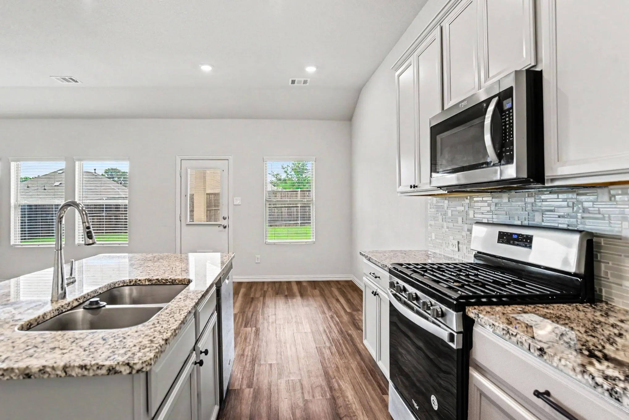 Single Family Residence For Sale in Collin County , 223 Sunshine Lane, Lavon, Texas 75166, 3 Bedroom, 3 Bathroom, 2 Garage spaces, 2,497 Sqft, built in 2020, Preowned, mls#21222330, Real Estate Agent in Lavon, Homes For Sale in Collin county, Homes For Sale in Lavon, Realtor in Lavon Texas, Real Estate Brokerage Independent Realty Texas, Luminita Cordes Realtor
