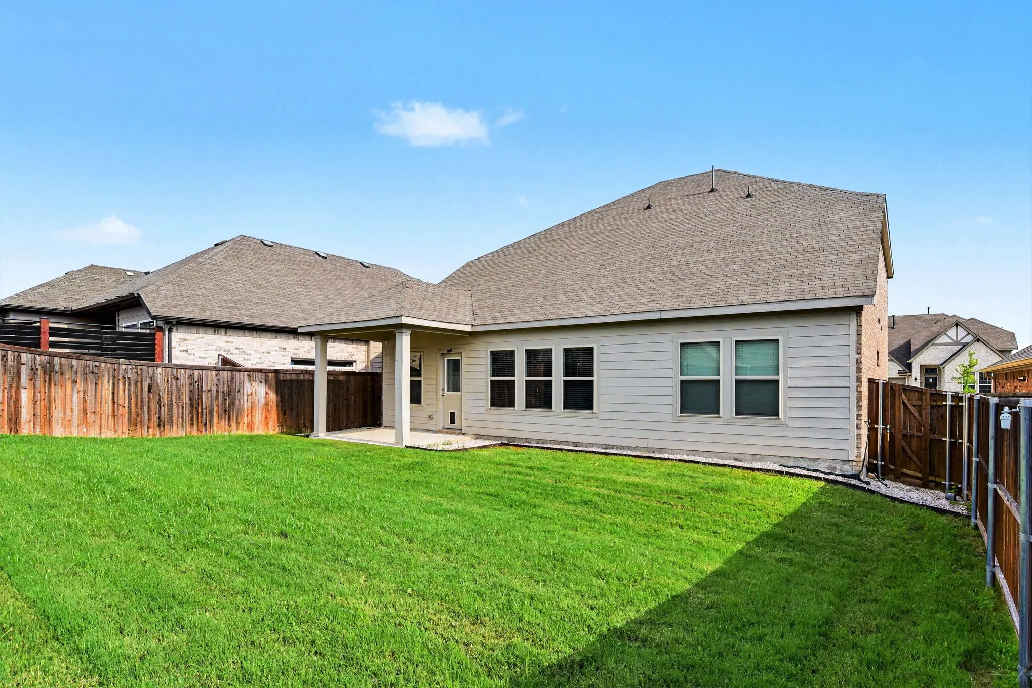 Single Family Residence For Sale in Collin County , 223 Sunshine Lane, Lavon, Texas 75166, 3 Bedroom, 3 Bathroom, 2 Garage spaces, 2,497 Sqft, built in 2020, Preowned, mls#21222330, Real Estate Agent in Lavon, Homes For Sale in Collin county, Homes For Sale in Lavon, Realtor in Lavon Texas, Real Estate Brokerage Independent Realty Texas, Luminita Cordes Realtor