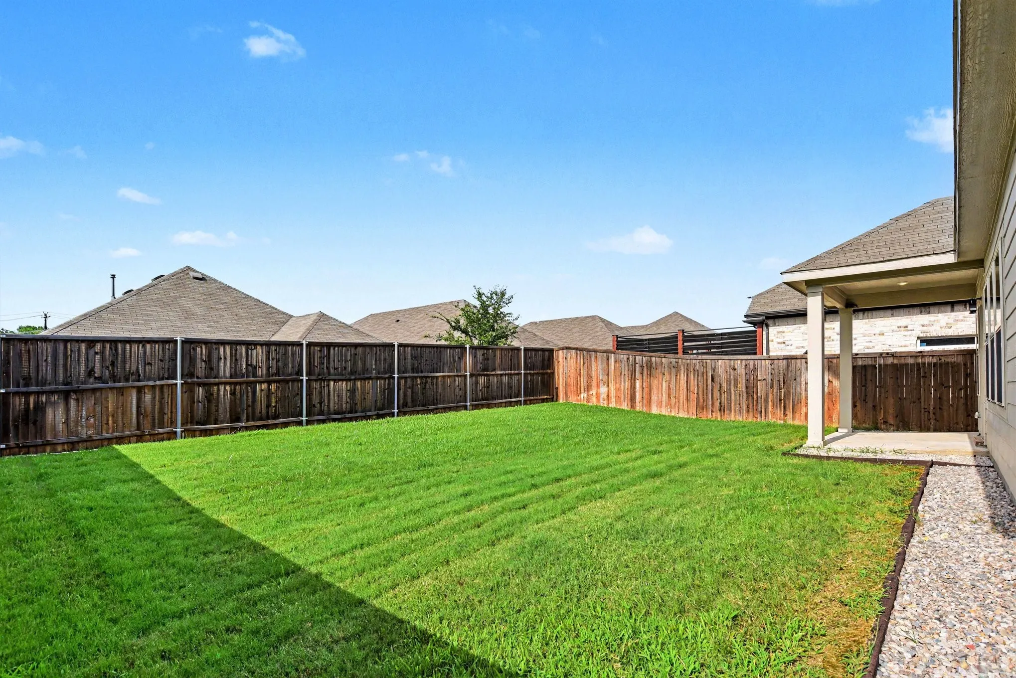Single Family Residence For Sale in Collin County , 223 Sunshine Lane, Lavon, Texas 75166, 3 Bedroom, 3 Bathroom, 2 Garage spaces, 2,497 Sqft, built in 2020, Preowned, mls#21222330, Real Estate Agent in Lavon, Homes For Sale in Collin county, Homes For Sale in Lavon, Realtor in Lavon Texas, Real Estate Brokerage Independent Realty Texas, Luminita Cordes Realtor