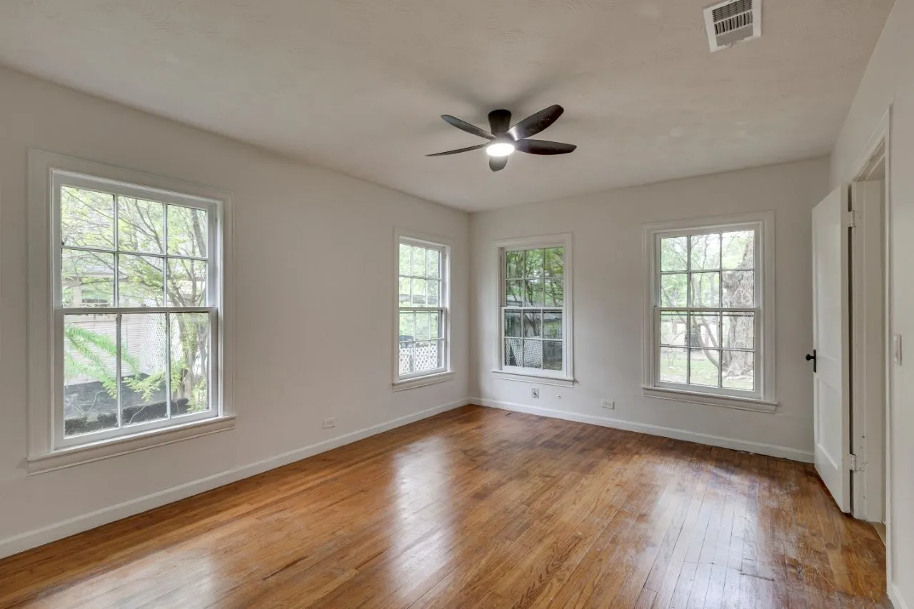 Single Family Residence For Sale in Dallas County , 617 Wilson Street, Lancaster, Texas 75146, 2 Bedroom, 1 Bathroom, 1 Garage spaces, 716 Sqft, built in 1948, Preowned, mls#21227289, Real Estate Agent in Lancaster, Homes For Sale in Dallas county, Homes For Sale in Lancaster, Realtor in Lancaster Texas, Real Estate Brokerage Independent Realty Texas, Luminita Cordes Realtor