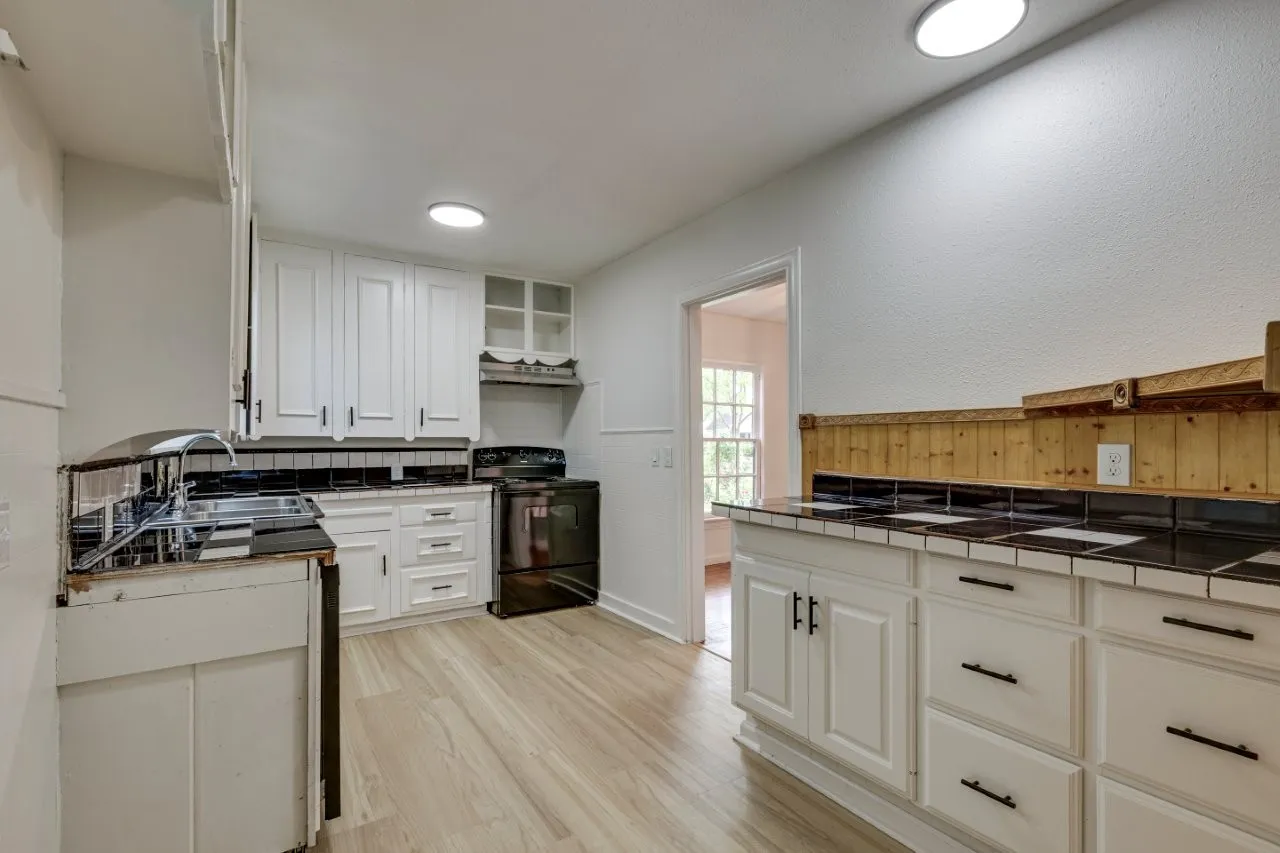 Single Family Residence For Sale in Dallas County , 617 Wilson Street, Lancaster, Texas 75146, 2 Bedroom, 1 Bathroom, 1 Garage spaces, 716 Sqft, built in 1948, Preowned, mls#21227289, Real Estate Agent in Lancaster, Homes For Sale in Dallas county, Homes For Sale in Lancaster, Realtor in Lancaster Texas, Real Estate Brokerage Independent Realty Texas, Luminita Cordes Realtor