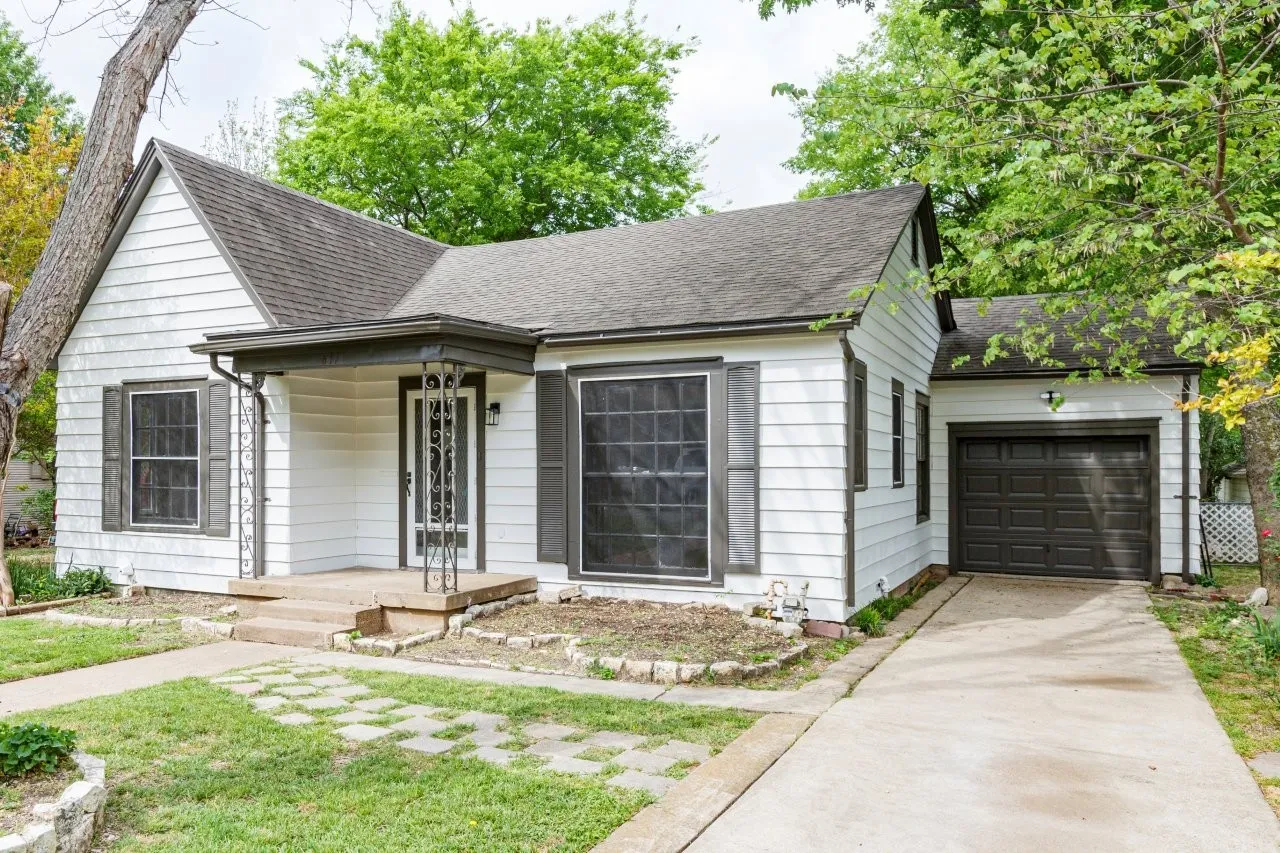 Single Family Residence For Sale in Dallas County , 617 Wilson Street, Lancaster, Texas 75146, 2 Bedroom, 1 Bathroom, 1 Garage spaces, 716 Sqft, built in 1948, Preowned, mls#21227289, Real Estate Agent in Lancaster, Homes For Sale in Dallas county, Homes For Sale in Lancaster, Realtor in Lancaster Texas, Real Estate Brokerage Independent Realty Texas, Luminita Cordes Realtor