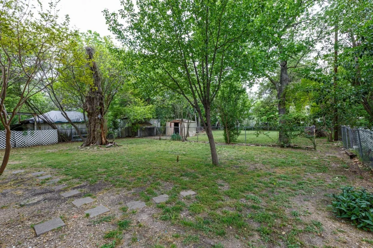 Single Family Residence For Sale in Dallas County , 617 Wilson Street, Lancaster, Texas 75146, 2 Bedroom, 1 Bathroom, 1 Garage spaces, 716 Sqft, built in 1948, Preowned, mls#21227289, Real Estate Agent in Lancaster, Homes For Sale in Dallas county, Homes For Sale in Lancaster, Realtor in Lancaster Texas, Real Estate Brokerage Independent Realty Texas, Luminita Cordes Realtor