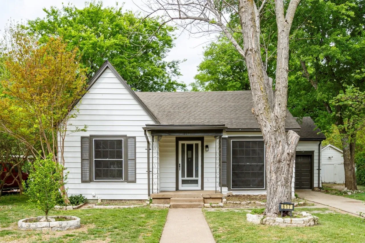 Single Family Residence For Sale in Dallas County , 617 Wilson Street, Lancaster, Texas 75146, 2 Bedroom, 1 Bathroom, 1 Garage spaces, 716 Sqft, built in 1948, Preowned, mls#21227289, Real Estate Agent in Lancaster, Homes For Sale in Dallas county, Homes For Sale in Lancaster, Realtor in Lancaster Texas, Real Estate Brokerage Independent Realty Texas, Luminita Cordes Realtor