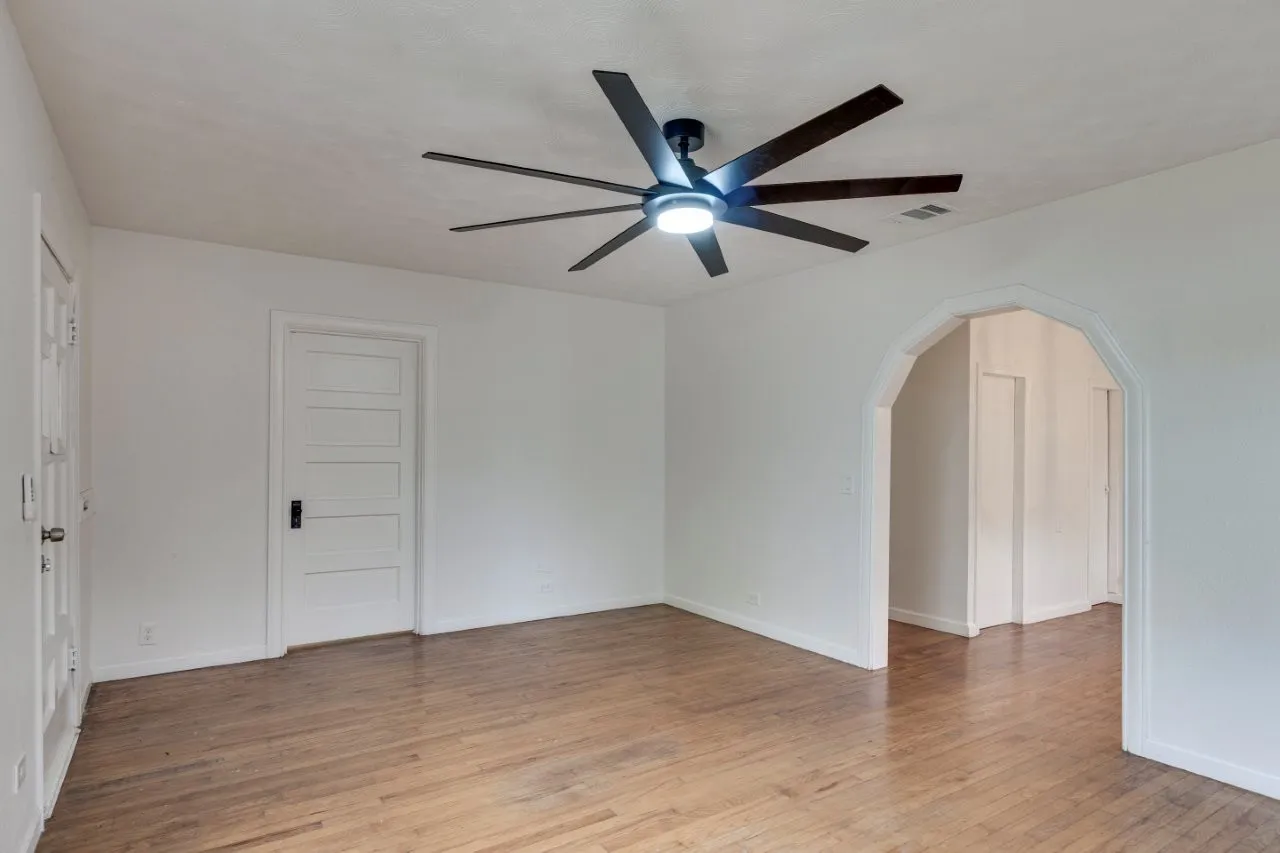 Single Family Residence For Sale in Dallas County , 617 Wilson Street, Lancaster, Texas 75146, 2 Bedroom, 1 Bathroom, 1 Garage spaces, 716 Sqft, built in 1948, Preowned, mls#21227289, Real Estate Agent in Lancaster, Homes For Sale in Dallas county, Homes For Sale in Lancaster, Realtor in Lancaster Texas, Real Estate Brokerage Independent Realty Texas, Luminita Cordes Realtor