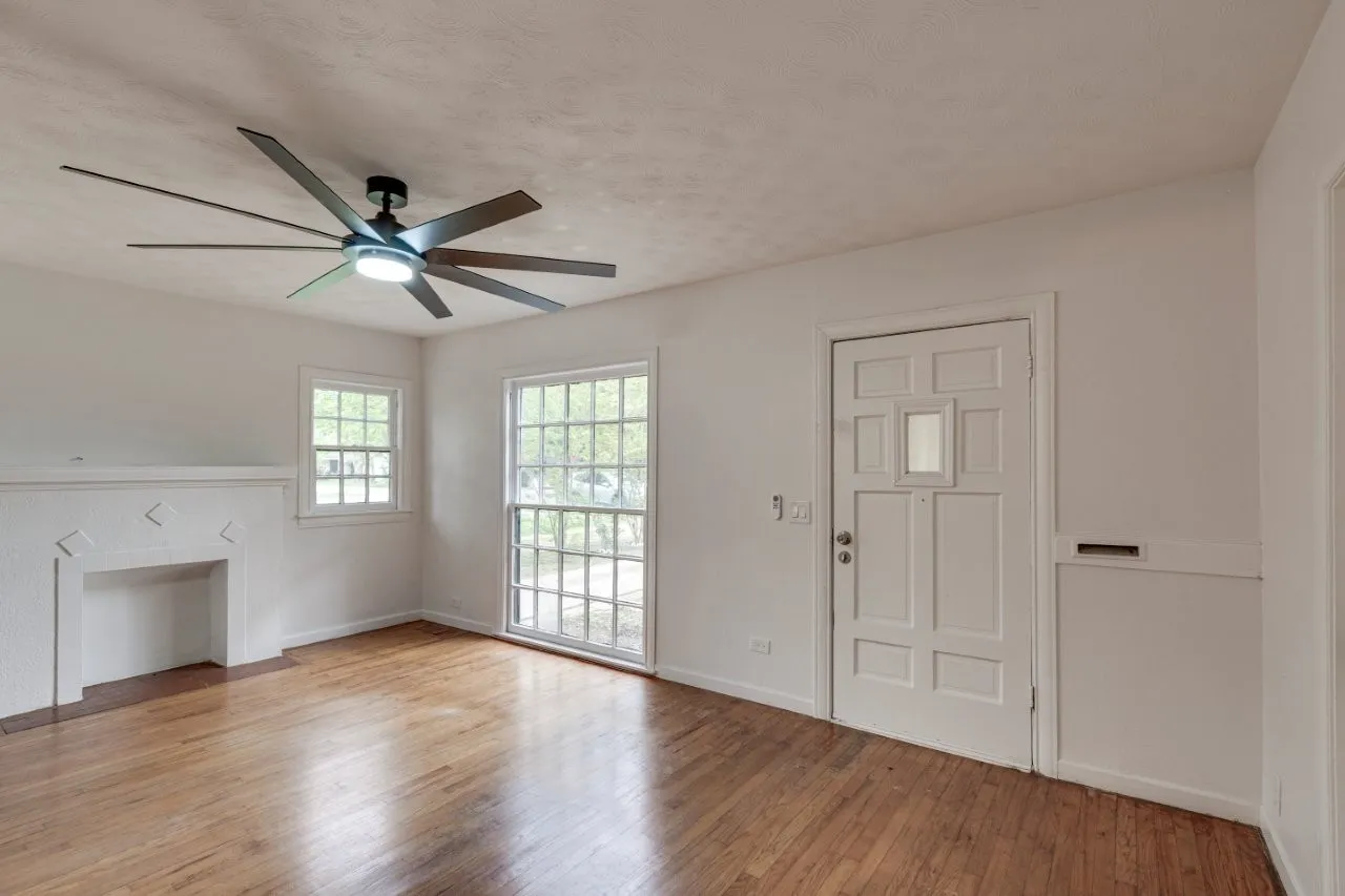 Single Family Residence For Sale in Dallas County , 617 Wilson Street, Lancaster, Texas 75146, 2 Bedroom, 1 Bathroom, 1 Garage spaces, 716 Sqft, built in 1948, Preowned, mls#21227289, Real Estate Agent in Lancaster, Homes For Sale in Dallas county, Homes For Sale in Lancaster, Realtor in Lancaster Texas, Real Estate Brokerage Independent Realty Texas, Luminita Cordes Realtor
