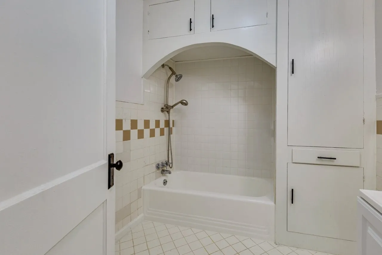 Single Family Residence For Sale in Dallas County , 617 Wilson Street, Lancaster, Texas 75146, 2 Bedroom, 1 Bathroom, 1 Garage spaces, 716 Sqft, built in 1948, Preowned, mls#21227289, Real Estate Agent in Lancaster, Homes For Sale in Dallas county, Homes For Sale in Lancaster, Realtor in Lancaster Texas, Real Estate Brokerage Independent Realty Texas, Luminita Cordes Realtor