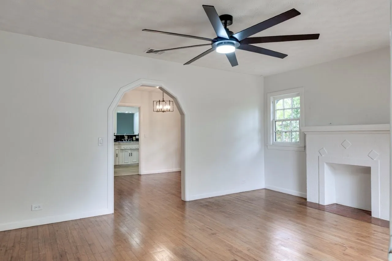 Single Family Residence For Sale in Dallas County , 617 Wilson Street, Lancaster, Texas 75146, 2 Bedroom, 1 Bathroom, 1 Garage spaces, 716 Sqft, built in 1948, Preowned, mls#21227289, Real Estate Agent in Lancaster, Homes For Sale in Dallas county, Homes For Sale in Lancaster, Realtor in Lancaster Texas, Real Estate Brokerage Independent Realty Texas, Luminita Cordes Realtor