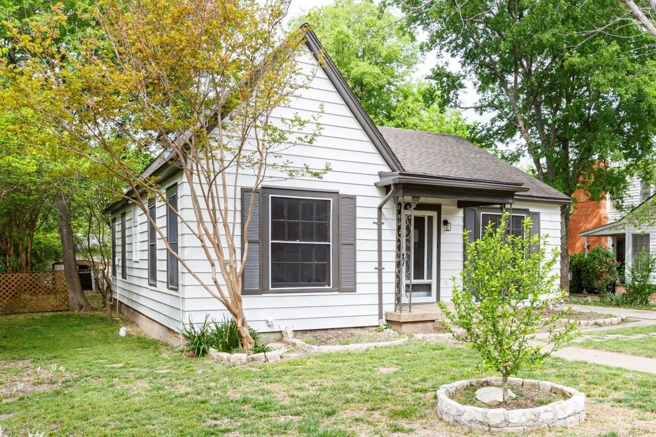 Single Family Residence For Sale in Dallas County , 617 Wilson Street, Lancaster, Texas 75146, 2 Bedroom, 1 Bathroom, 1 Garage spaces, 716 Sqft, built in 1948, Preowned, mls#21227289, Real Estate Agent in Lancaster, Homes For Sale in Dallas county, Homes For Sale in Lancaster, Realtor in Lancaster Texas, Real Estate Brokerage Independent Realty Texas, Luminita Cordes Realtor