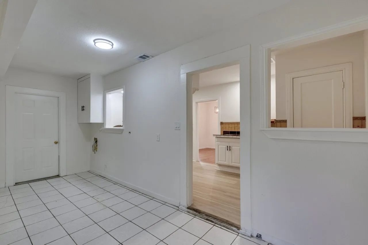 Single Family Residence For Sale in Dallas County , 617 Wilson Street, Lancaster, Texas 75146, 2 Bedroom, 1 Bathroom, 1 Garage spaces, 716 Sqft, built in 1948, Preowned, mls#21227289, Real Estate Agent in Lancaster, Homes For Sale in Dallas county, Homes For Sale in Lancaster, Realtor in Lancaster Texas, Real Estate Brokerage Independent Realty Texas, Luminita Cordes Realtor