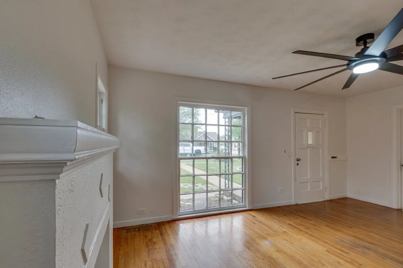 Single Family Residence For Sale in Dallas County , 617 Wilson Street, Lancaster, Texas 75146, 2 Bedroom, 1 Bathroom, 1 Garage spaces, 716 Sqft, built in 1948, Preowned, mls#21227289, Real Estate Agent in Lancaster, Homes For Sale in Dallas county, Homes For Sale in Lancaster, Realtor in Lancaster Texas, Real Estate Brokerage Independent Realty Texas, Luminita Cordes Realtor