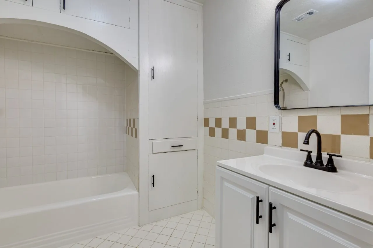 Single Family Residence For Sale in Dallas County , 617 Wilson Street, Lancaster, Texas 75146, 2 Bedroom, 1 Bathroom, 1 Garage spaces, 716 Sqft, built in 1948, Preowned, mls#21227289, Real Estate Agent in Lancaster, Homes For Sale in Dallas county, Homes For Sale in Lancaster, Realtor in Lancaster Texas, Real Estate Brokerage Independent Realty Texas, Luminita Cordes Realtor