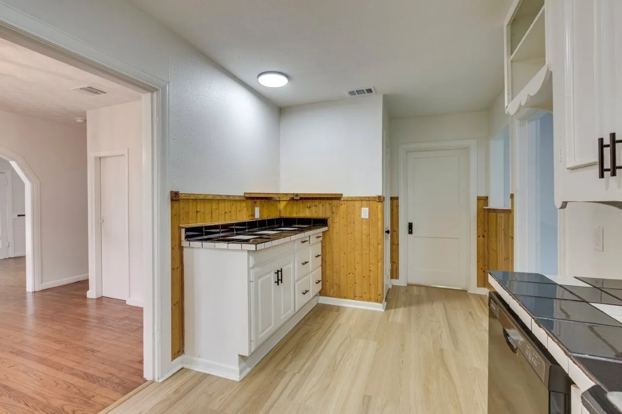 Single Family Residence For Sale in Dallas County , 617 Wilson Street, Lancaster, Texas 75146, 2 Bedroom, 1 Bathroom, 1 Garage spaces, 716 Sqft, built in 1948, Preowned, mls#21227289, Real Estate Agent in Lancaster, Homes For Sale in Dallas county, Homes For Sale in Lancaster, Realtor in Lancaster Texas, Real Estate Brokerage Independent Realty Texas, Luminita Cordes Realtor