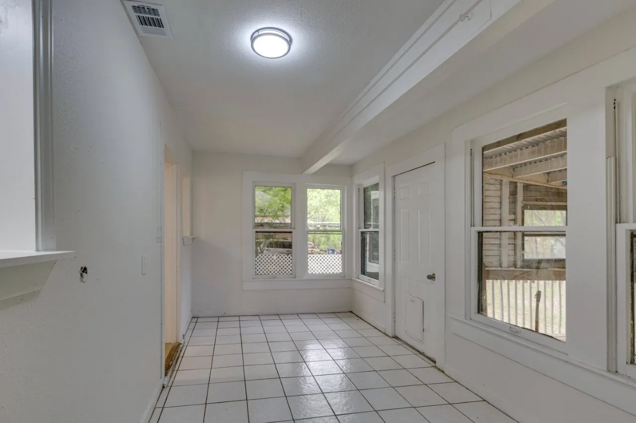 Single Family Residence For Sale in Dallas County , 617 Wilson Street, Lancaster, Texas 75146, 2 Bedroom, 1 Bathroom, 1 Garage spaces, 716 Sqft, built in 1948, Preowned, mls#21227289, Real Estate Agent in Lancaster, Homes For Sale in Dallas county, Homes For Sale in Lancaster, Realtor in Lancaster Texas, Real Estate Brokerage Independent Realty Texas, Luminita Cordes Realtor