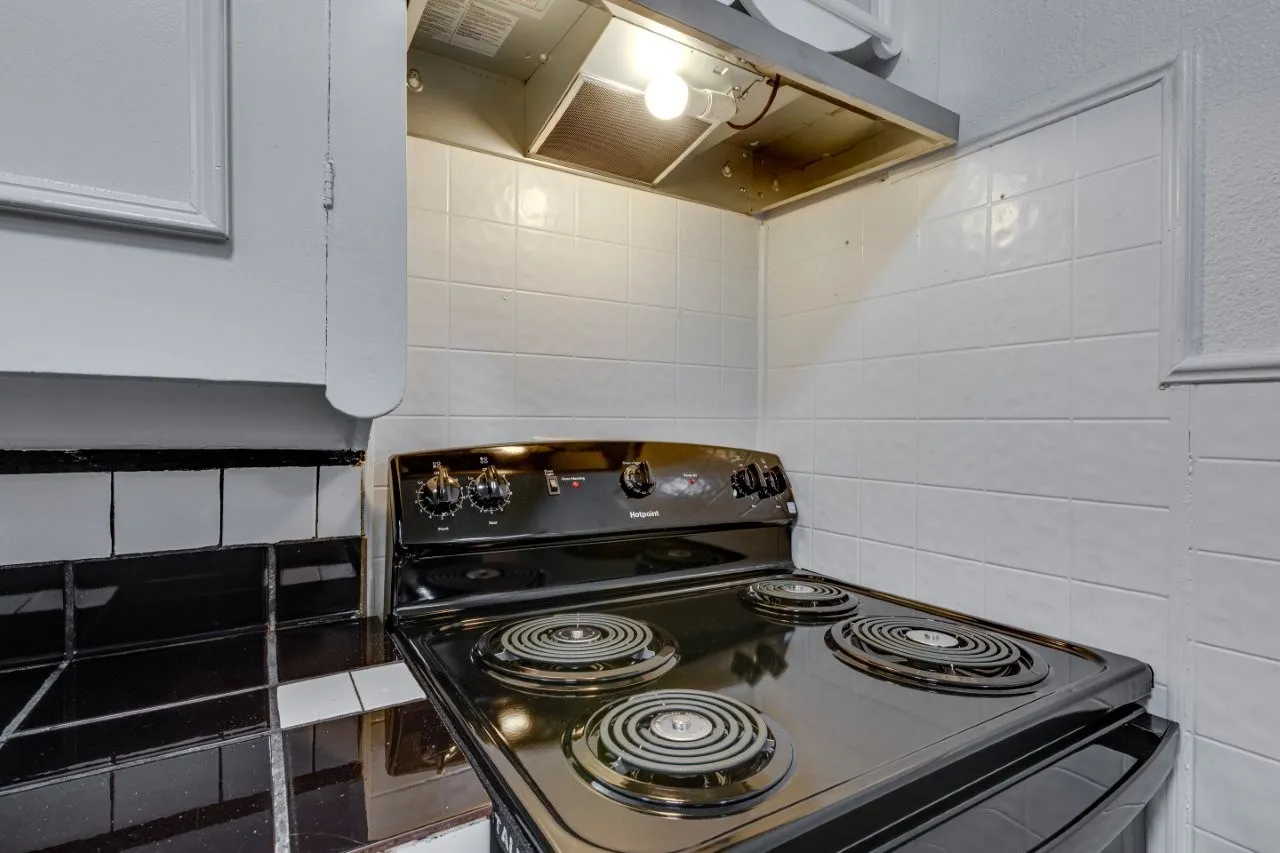 Single Family Residence For Sale in Dallas County , 617 Wilson Street, Lancaster, Texas 75146, 2 Bedroom, 1 Bathroom, 1 Garage spaces, 716 Sqft, built in 1948, Preowned, mls#21227289, Real Estate Agent in Lancaster, Homes For Sale in Dallas county, Homes For Sale in Lancaster, Realtor in Lancaster Texas, Real Estate Brokerage Independent Realty Texas, Luminita Cordes Realtor