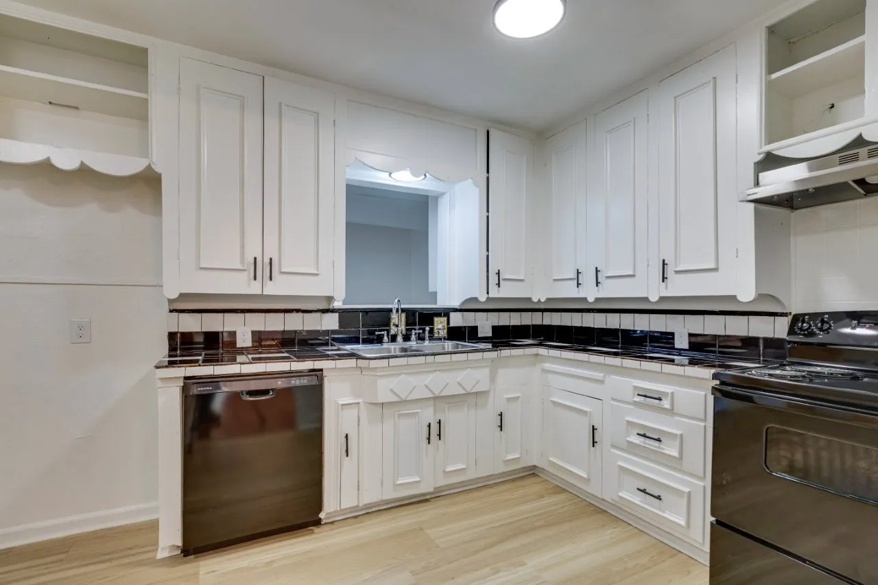 Single Family Residence For Sale in Dallas County , 617 Wilson Street, Lancaster, Texas 75146, 2 Bedroom, 1 Bathroom, 1 Garage spaces, 716 Sqft, built in 1948, Preowned, mls#21227289, Real Estate Agent in Lancaster, Homes For Sale in Dallas county, Homes For Sale in Lancaster, Realtor in Lancaster Texas, Real Estate Brokerage Independent Realty Texas, Luminita Cordes Realtor