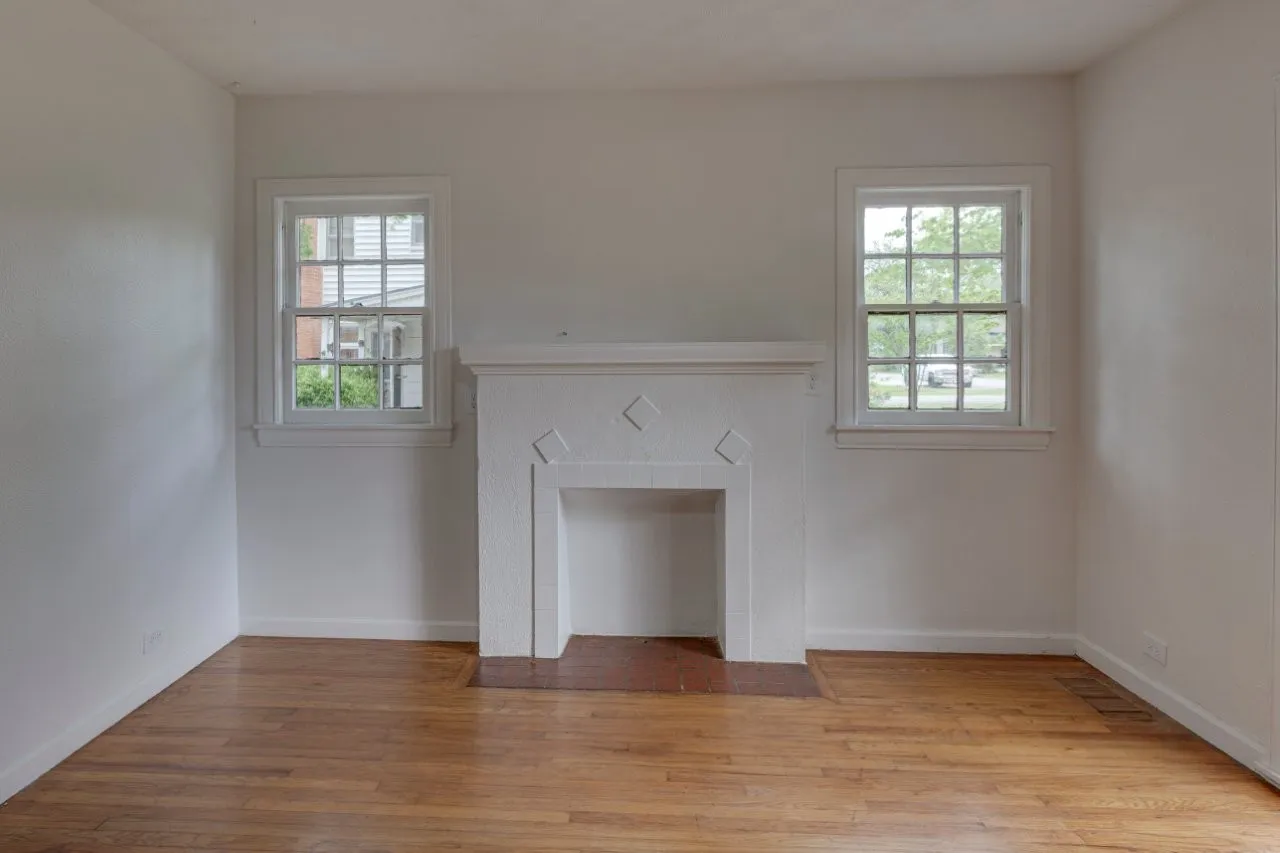Single Family Residence For Sale in Dallas County , 617 Wilson Street, Lancaster, Texas 75146, 2 Bedroom, 1 Bathroom, 1 Garage spaces, 716 Sqft, built in 1948, Preowned, mls#21227289, Real Estate Agent in Lancaster, Homes For Sale in Dallas county, Homes For Sale in Lancaster, Realtor in Lancaster Texas, Real Estate Brokerage Independent Realty Texas, Luminita Cordes Realtor