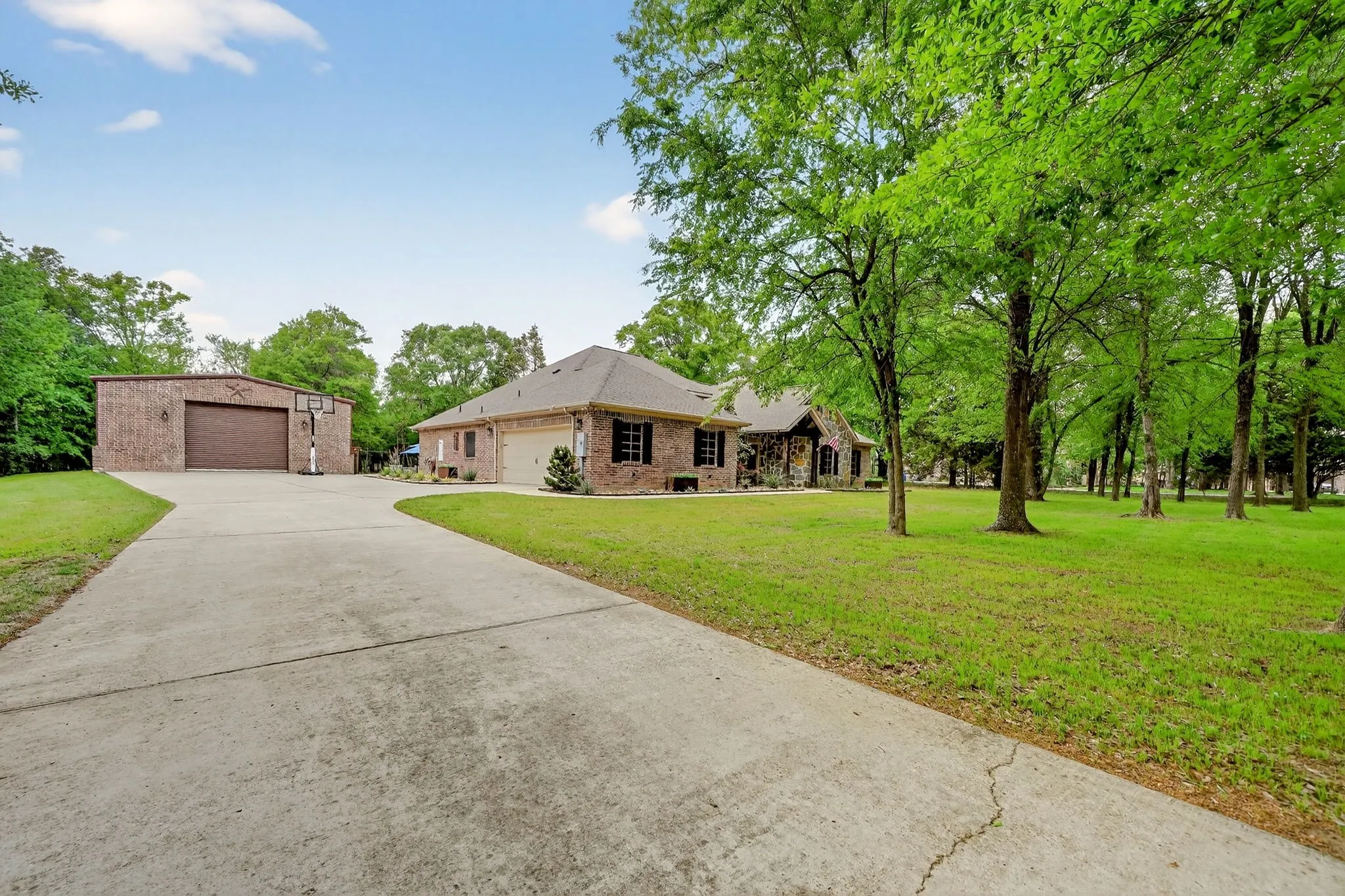 Single Family Residence For Sale in Kaufman County , 2211 Canyon Lake Road, Wills Point, Texas 75169, 3 Bedroom, 3 Bathroom, 2 Garage spaces, 2,554 Sqft, built in 2018, mls#21225020, Real Estate Agent in Wills Point, Homes For Sale in Kaufman county, Homes For Sale in Wills Point, Realtor in Wills Point Texas, Real Estate Brokerage Independent Realty Texas, Luminita Cordes Realtor