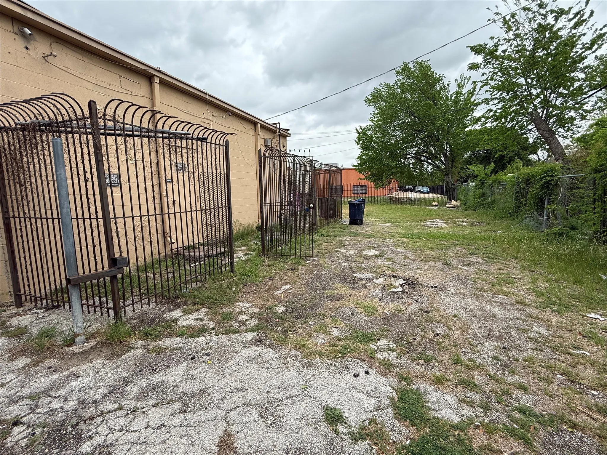 Retail For Rent in Tarrant County , 2825 Hemphill Street 200, Fort Worth, Texas 76110, 0, 0, Garage spaces, 0 Sqft, built in 1973, Preowned, mls#21227397, Real Estate Agent in Fort Worth, Homes For Rent in Tarrant county, Homes For Rent in Fort Worth, Realtor in Fort Worth Texas, Real Estate Brokerage Independent Realty Texas, Luminita Cordes Realtor
